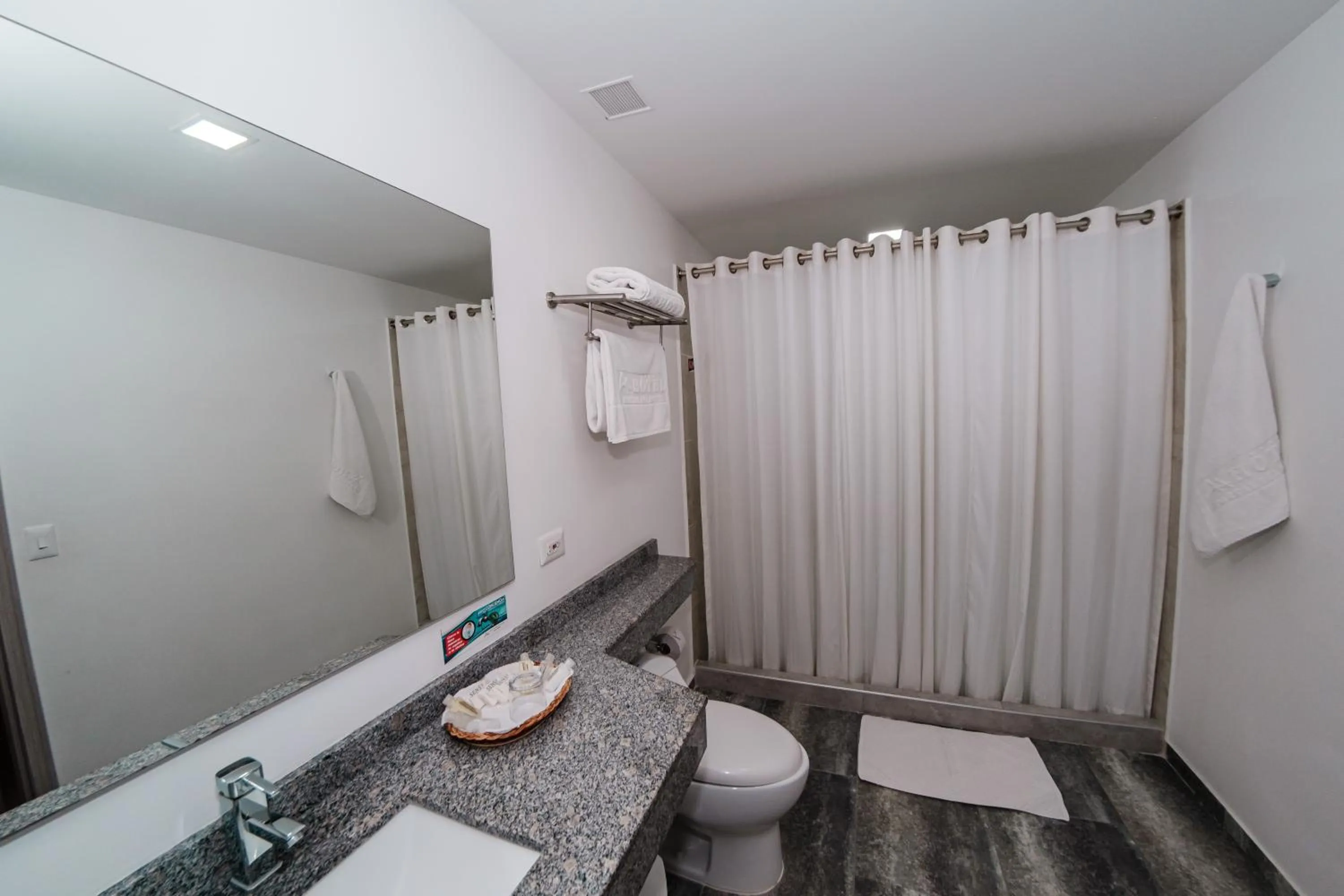 Shower in Hotel Portal Del Norte