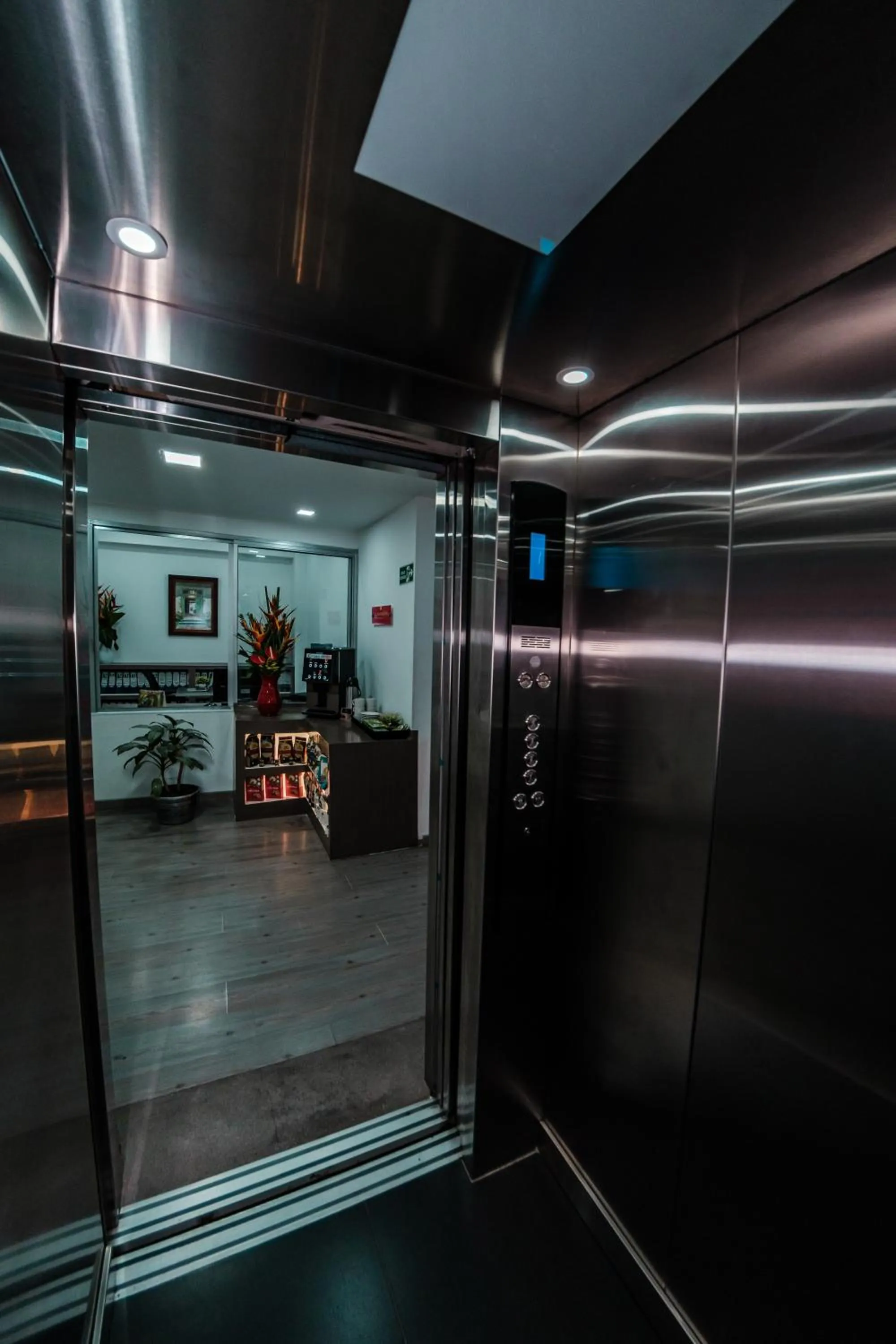 elevator in Hotel Portal Del Norte