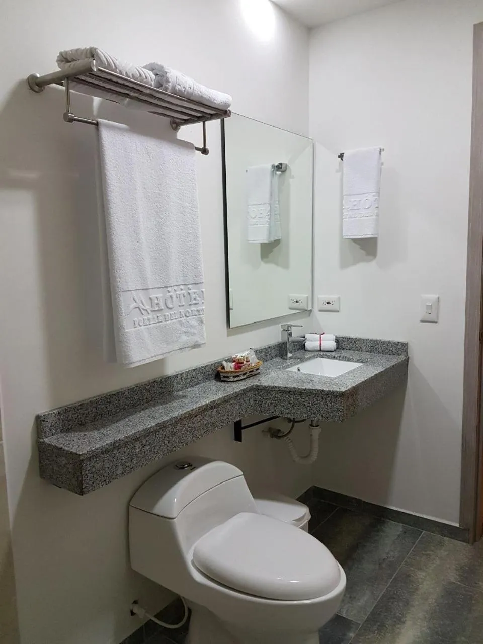 Shower in Hotel Portal Del Norte