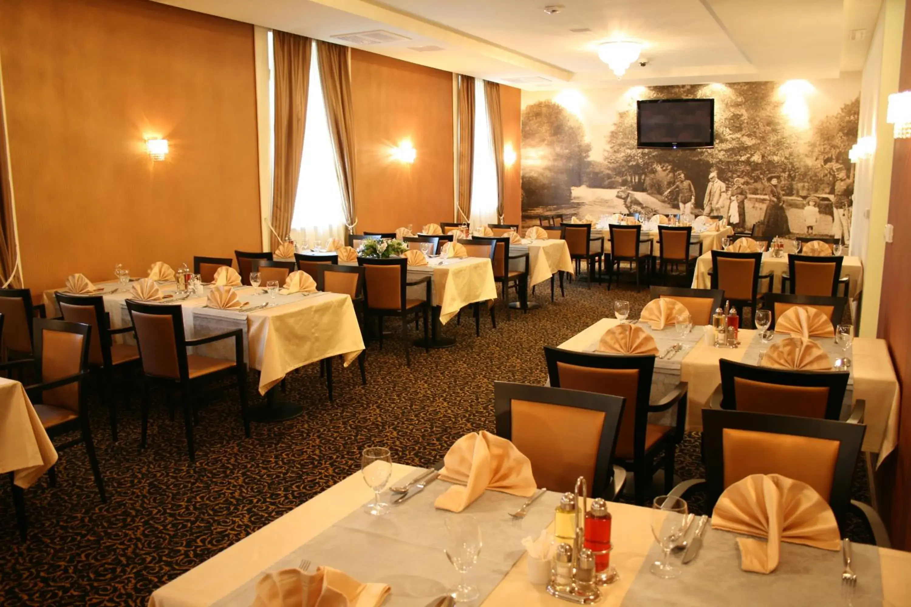 Restaurant/places to eat in Hotel Crystal Restaurant/places to eat in Hotel Crystal