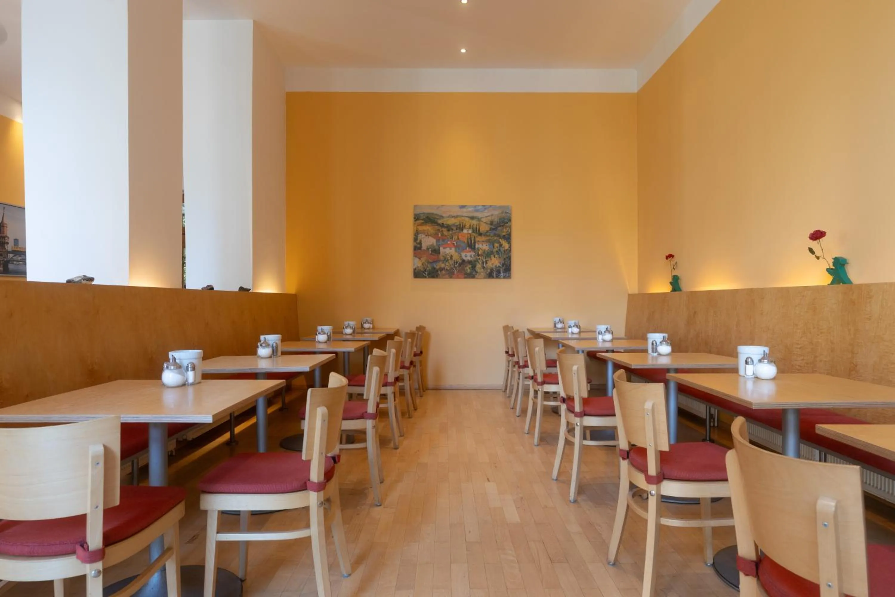 Restaurant/places to eat in Hotel 26