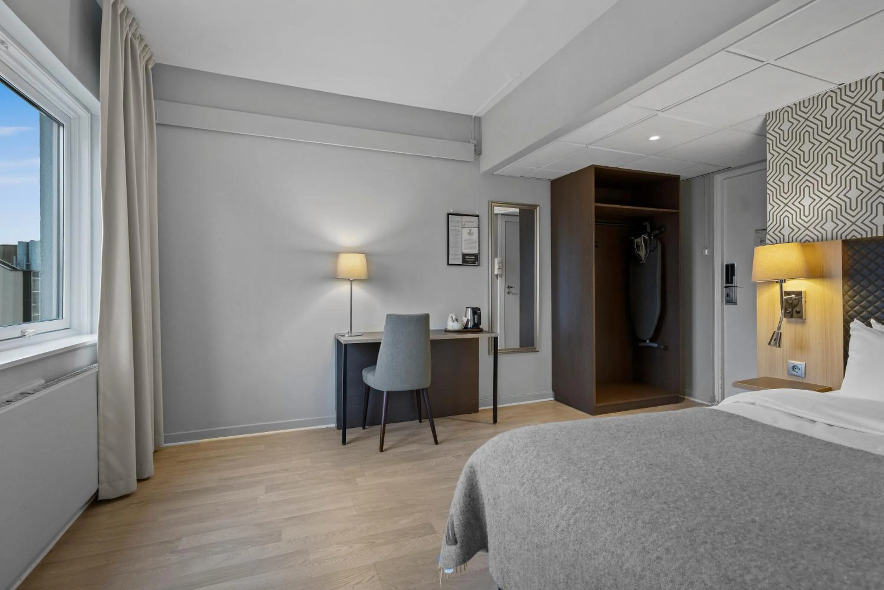 Seating area, Bed in Home Hotel Astoria