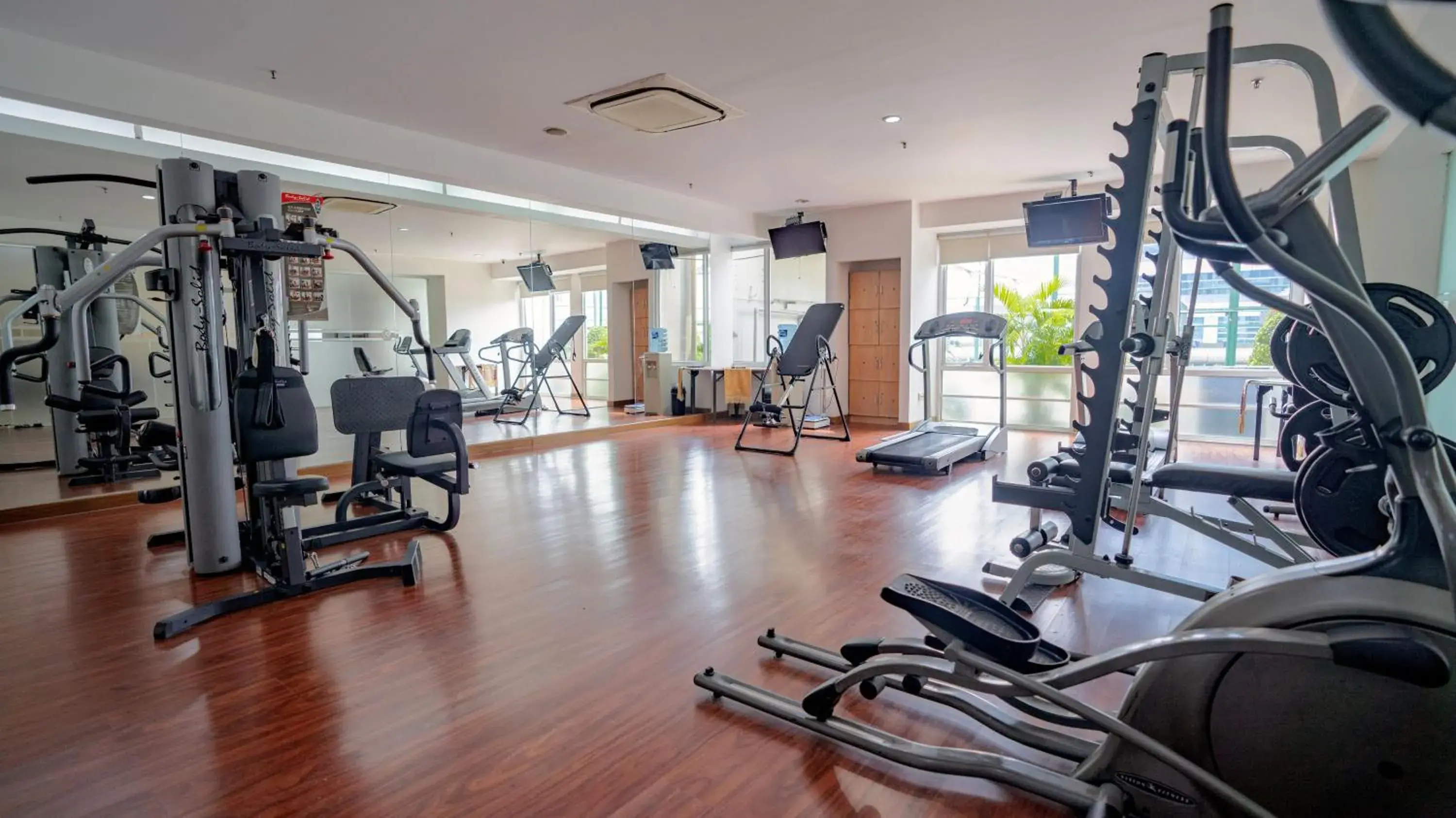 Fitness centre/facilities in HARRIS Suites fx Sudirman Fitness centre/facilities in HARRIS Suites fx Sudirman