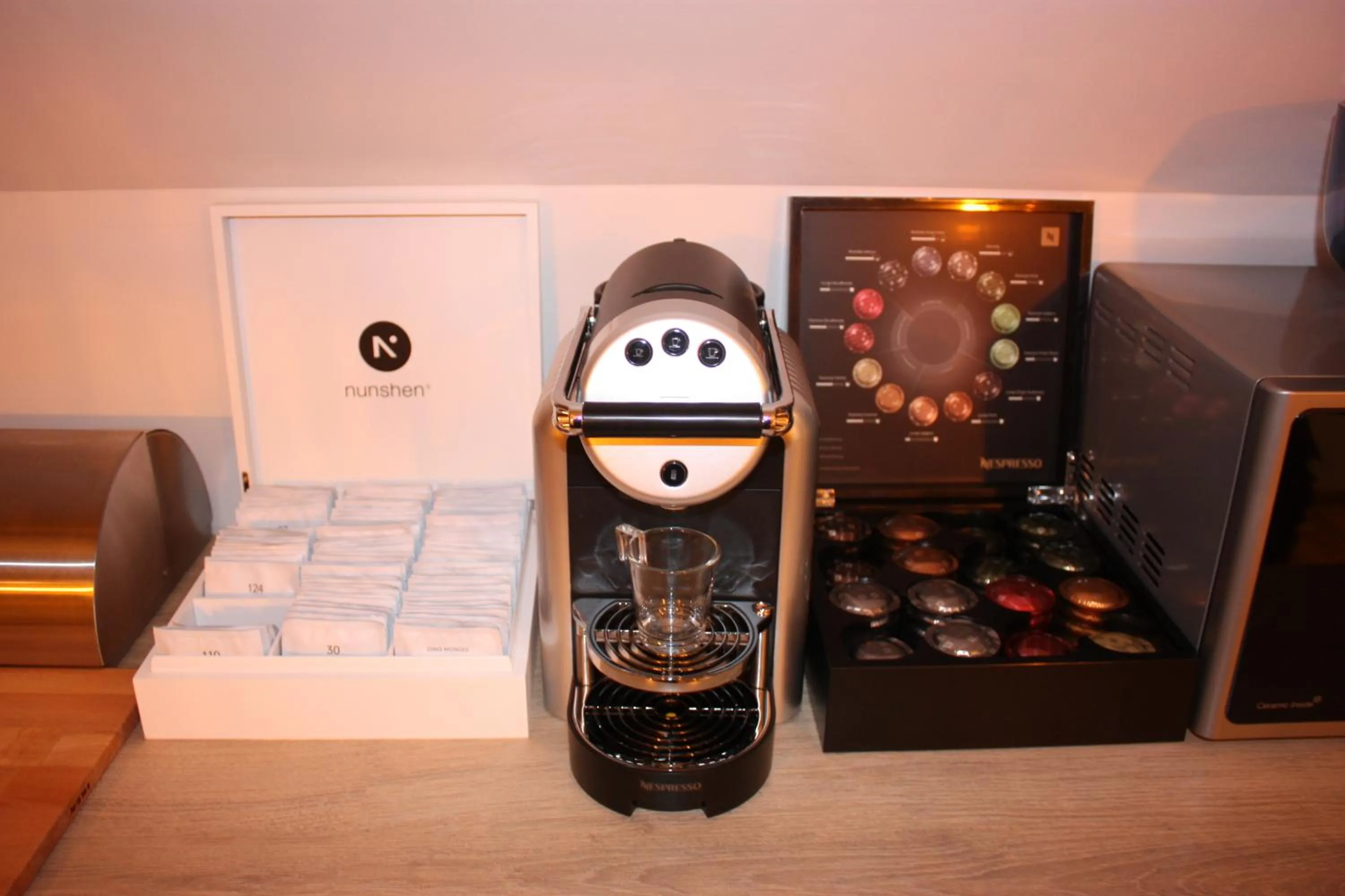 Coffee/tea facilities in Théière & Couverts - Les Chambres