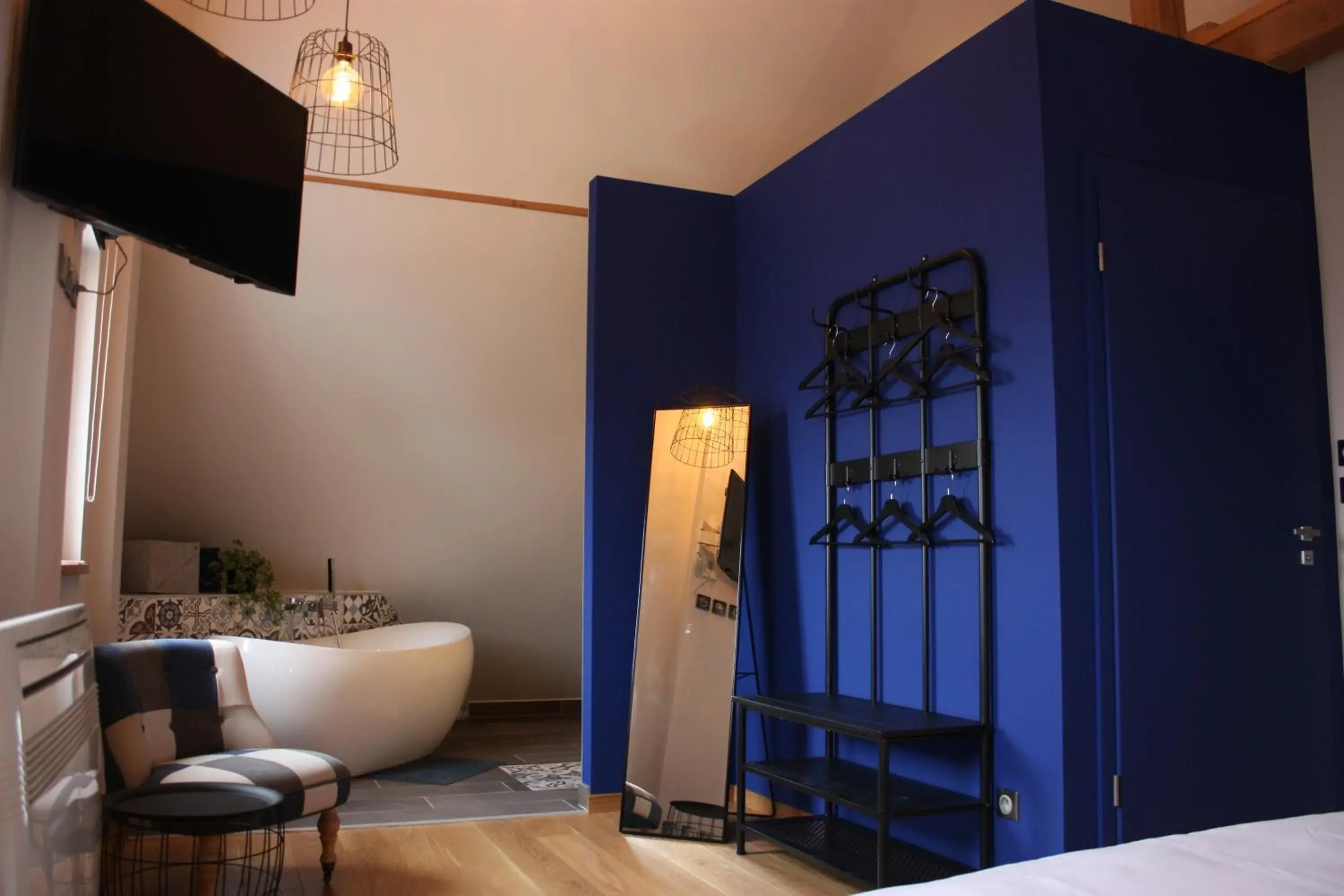 Deluxe Double Room with Bath - single occupancy in Théière & Couverts - Les Chambres Deluxe Double Room with Bath - single occupancy in Théière & Couverts - Les Chambres