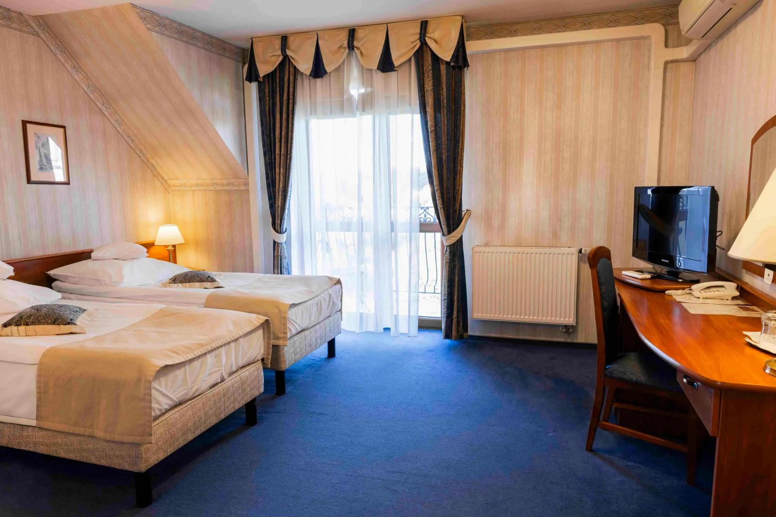 Property building, Bed in Hotel Basztowy