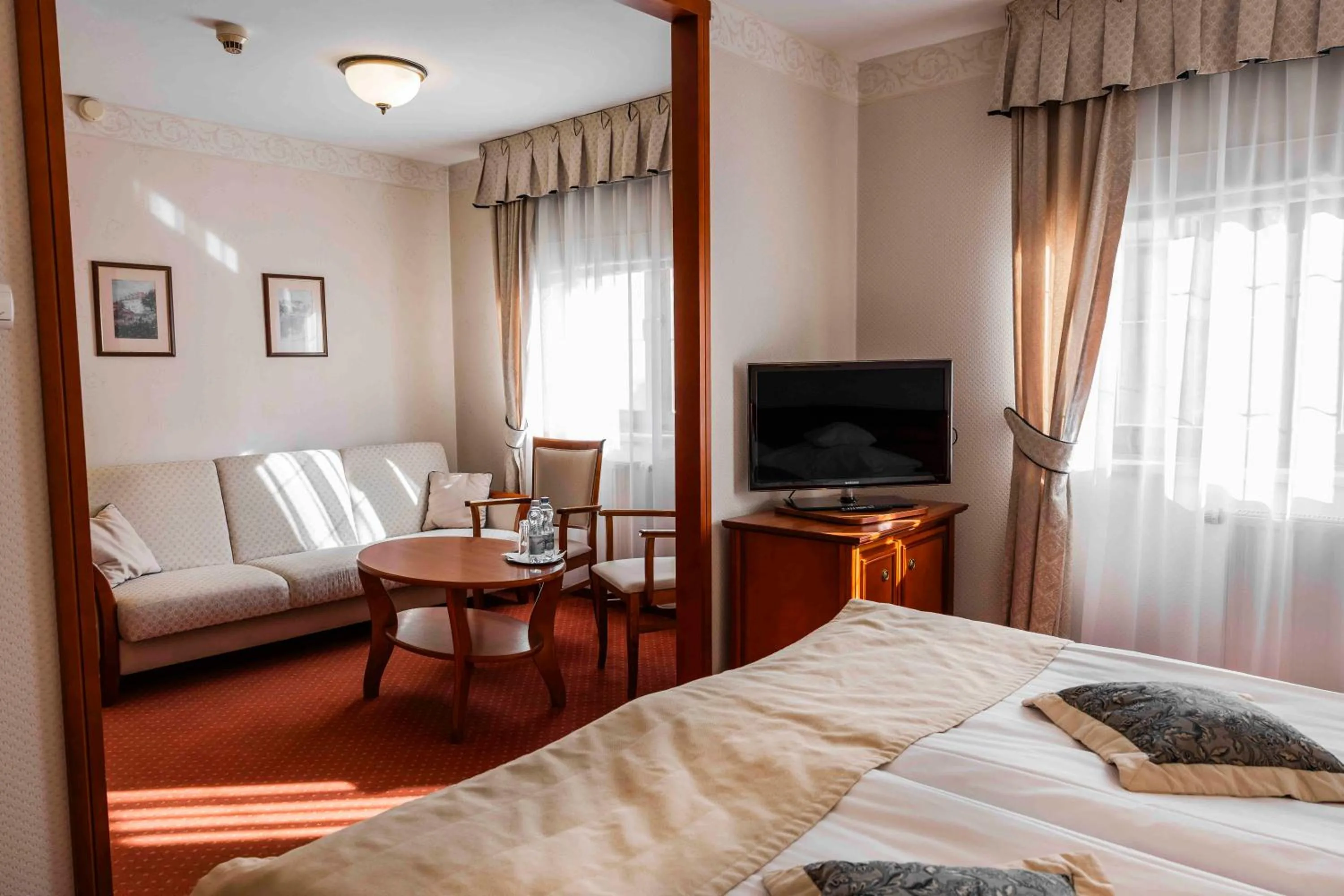 Property building, Bed in Hotel Basztowy