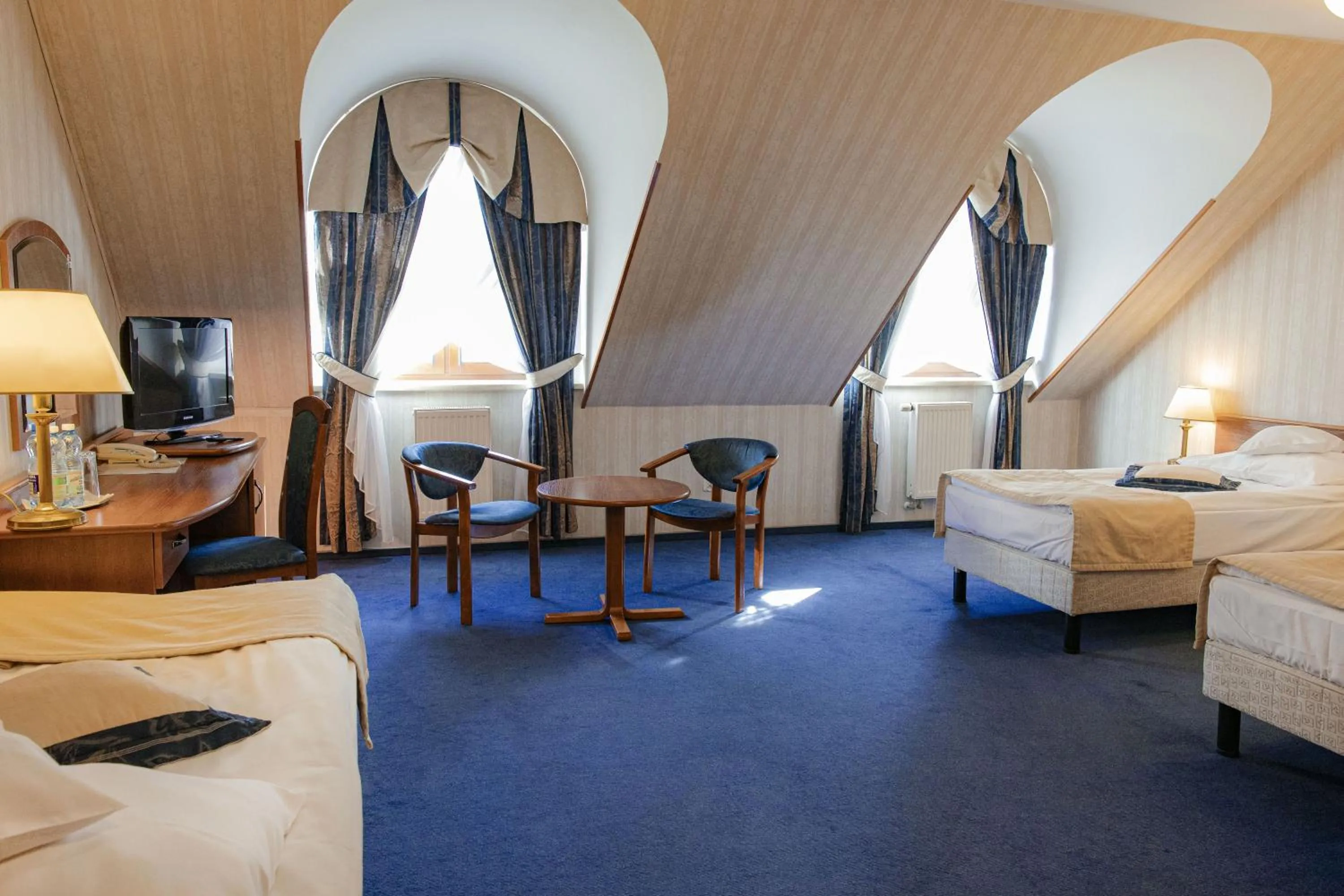 Property building, Bed in Hotel Basztowy