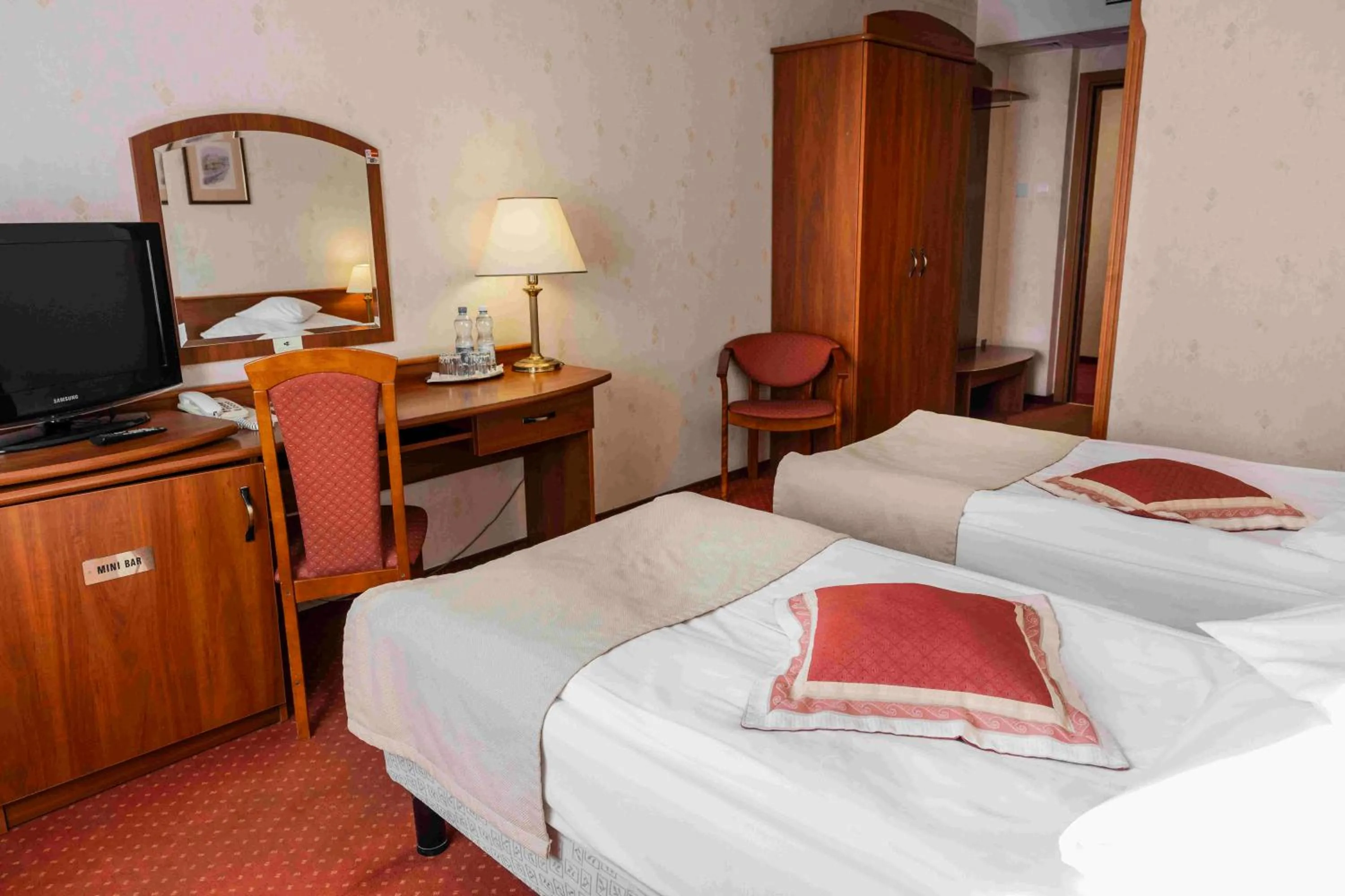 Property building, Bed in Hotel Basztowy