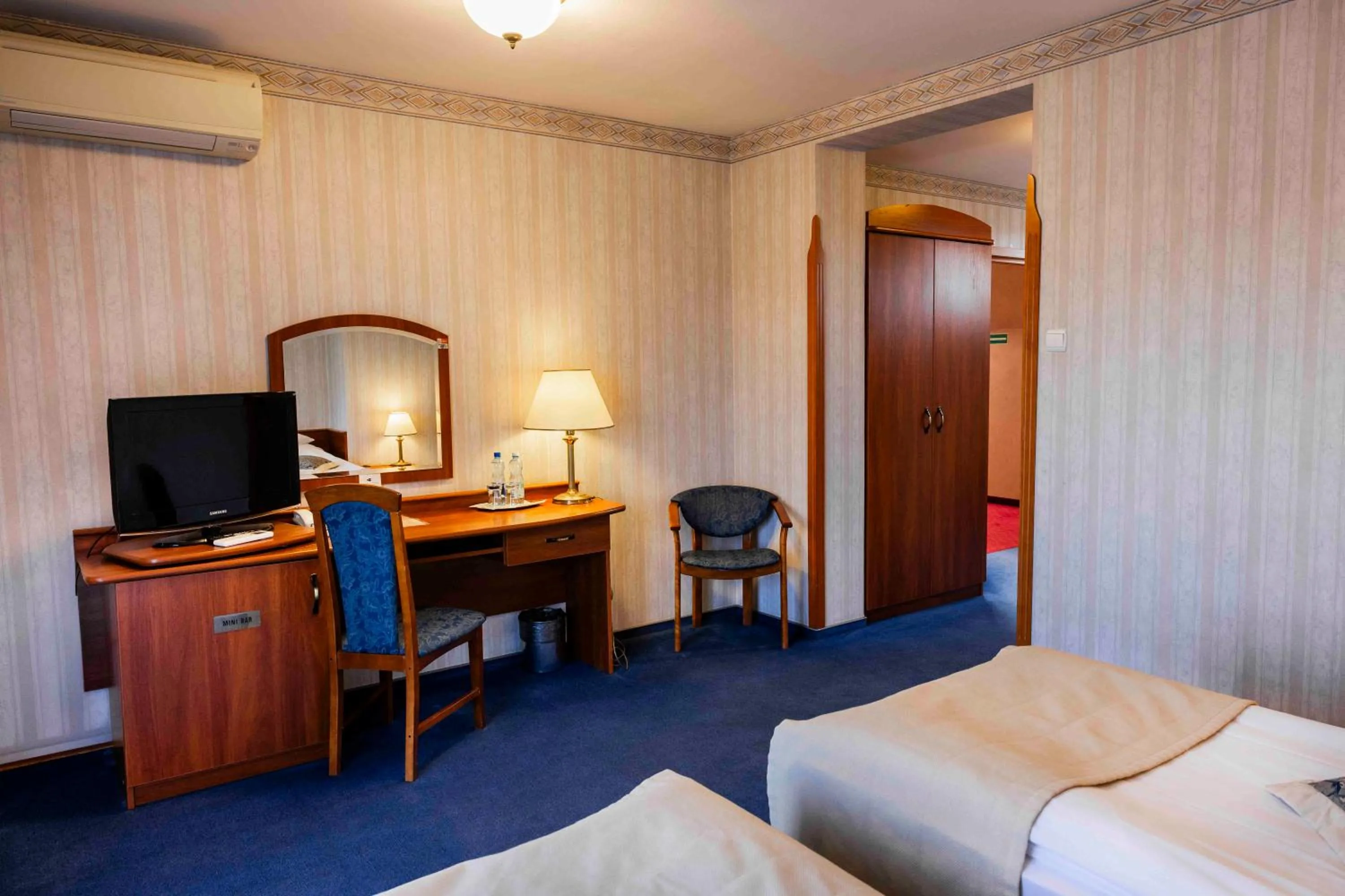 Property building, Bed in Hotel Basztowy