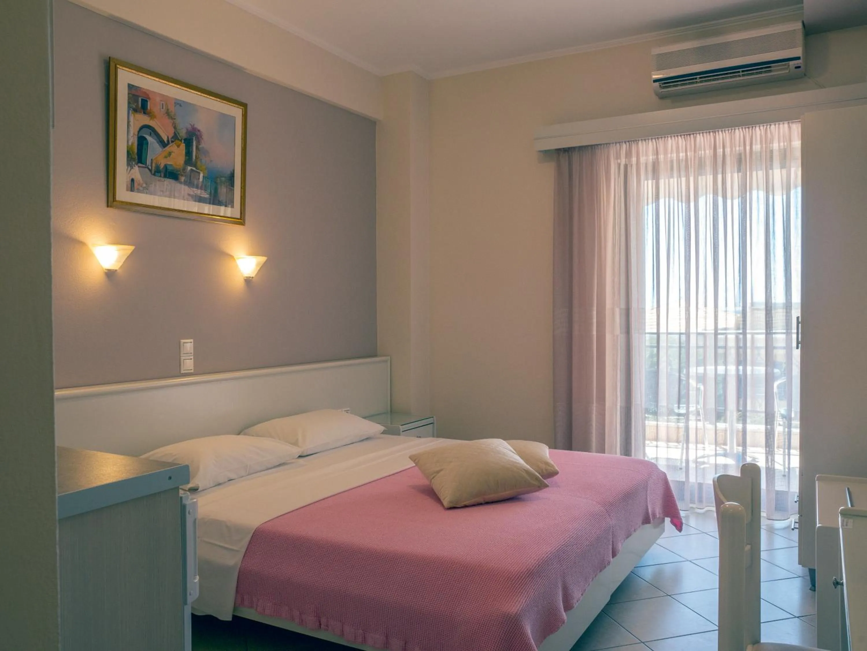 Bedroom, Bed in Hotel Loukas Vrachos