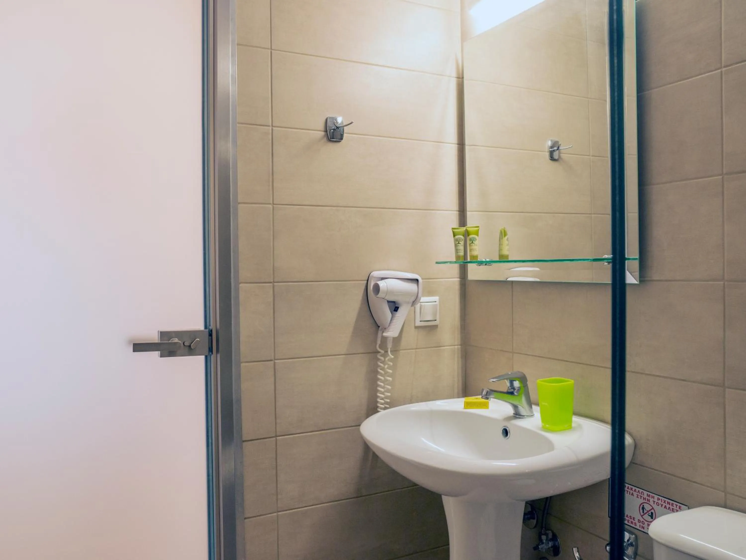 Bathroom in Hotel Loukas Vrachos
