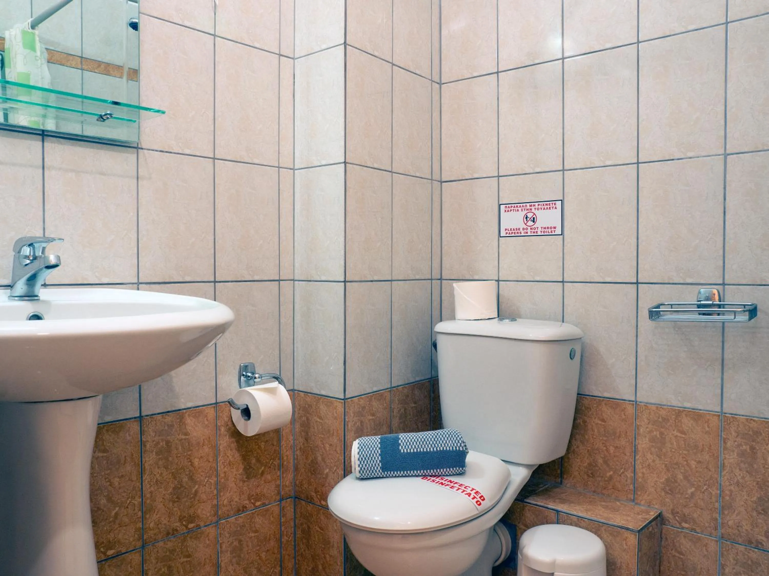Bathroom in Hotel Loukas Vrachos