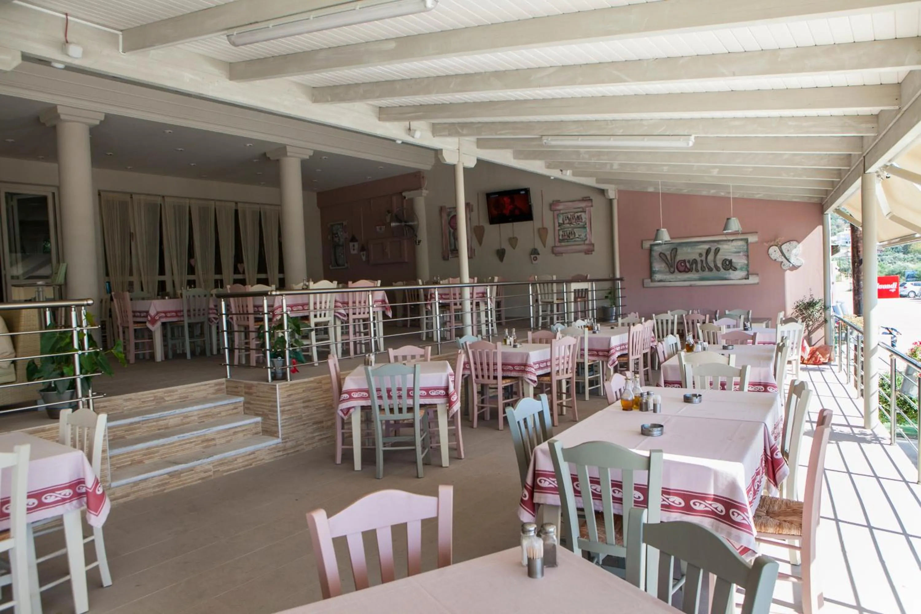 Restaurant/places to eat in Hotel Loukas Vrachos