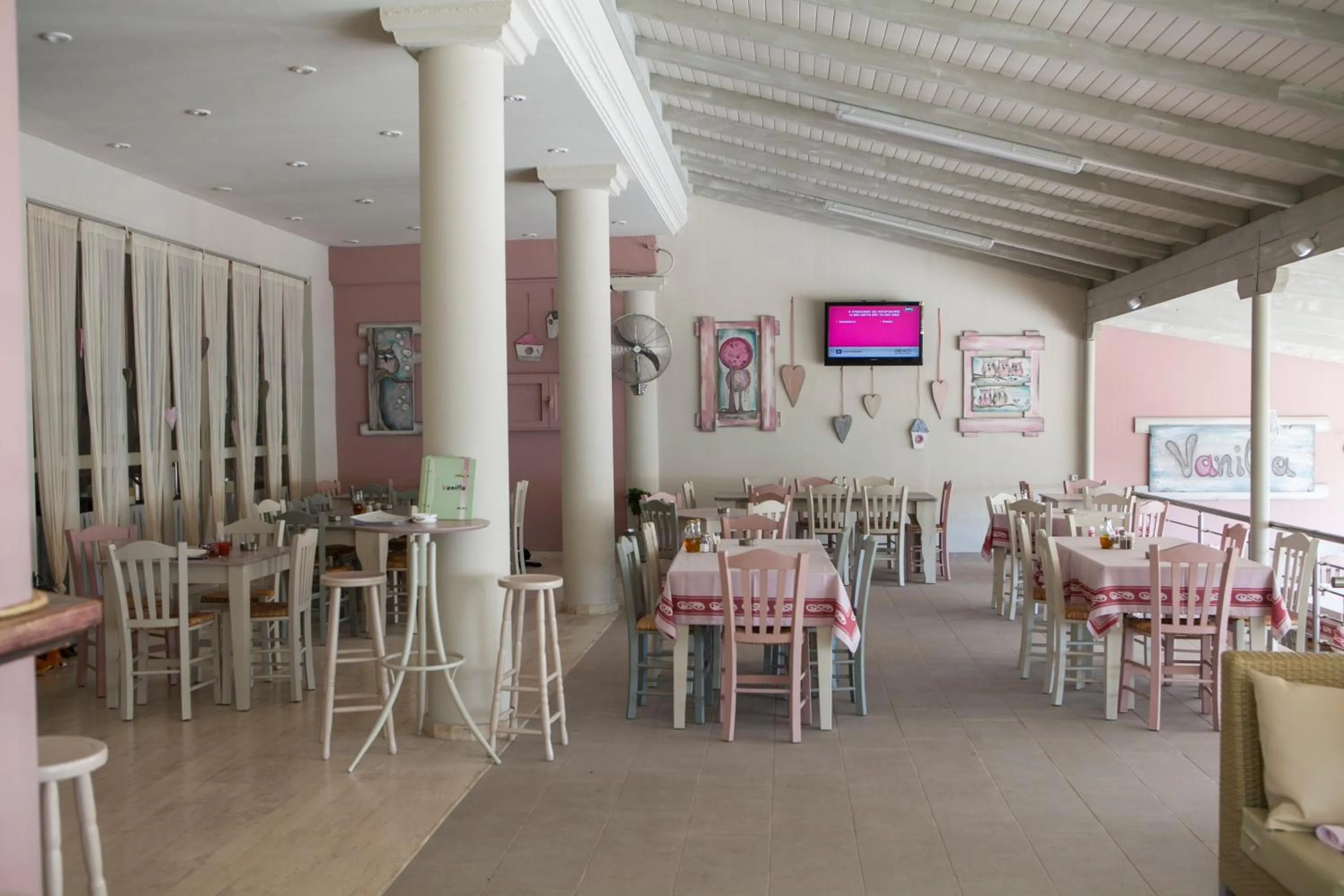 Restaurant/places to eat in Hotel Loukas Vrachos