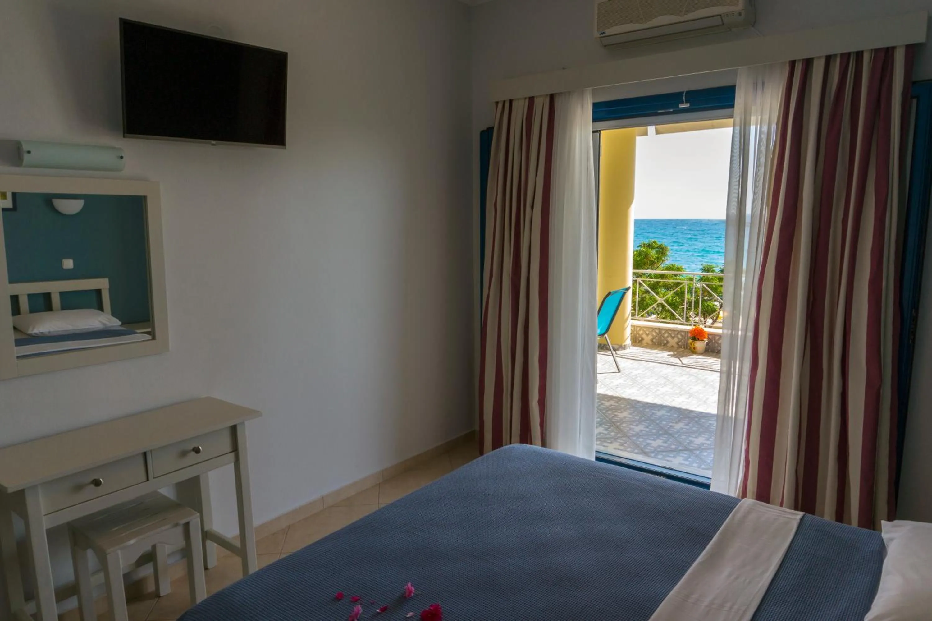 Bedroom, Bed in Hotel Loukas Vrachos