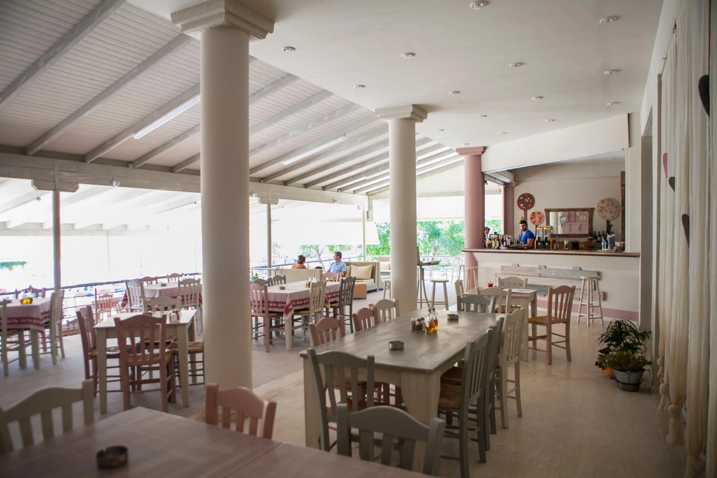 Restaurant/places to eat in Hotel Loukas Vrachos
