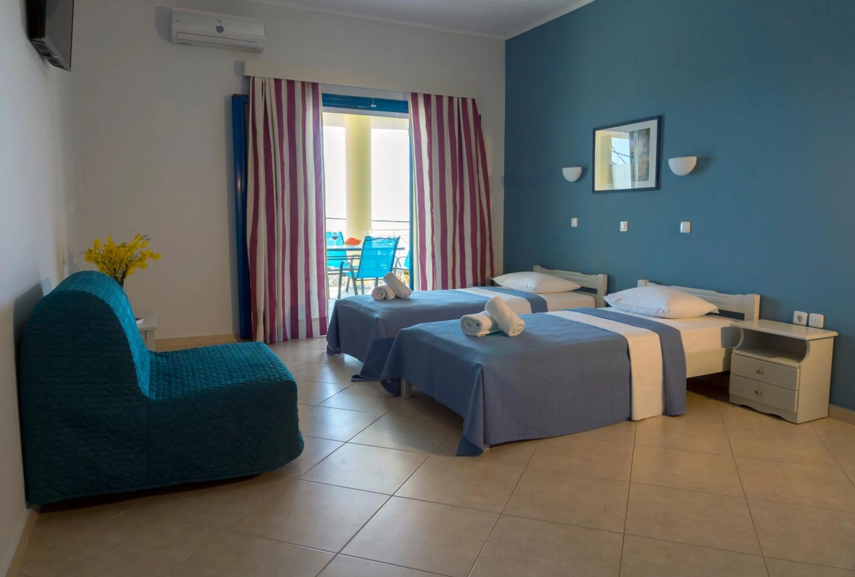 Balcony/Terrace, Bed in Hotel Loukas Vrachos