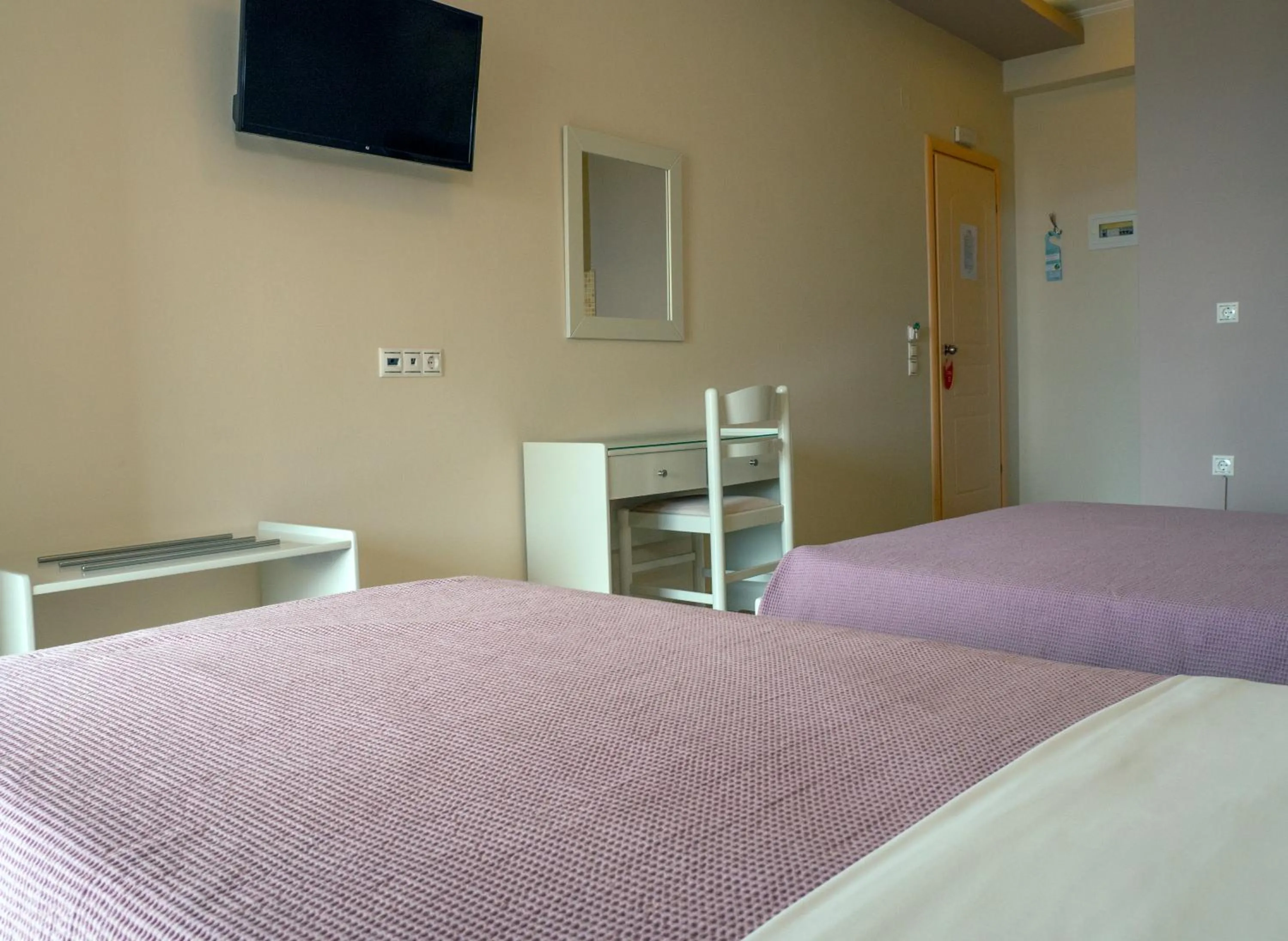 Bedroom, Bed in Hotel Loukas Vrachos