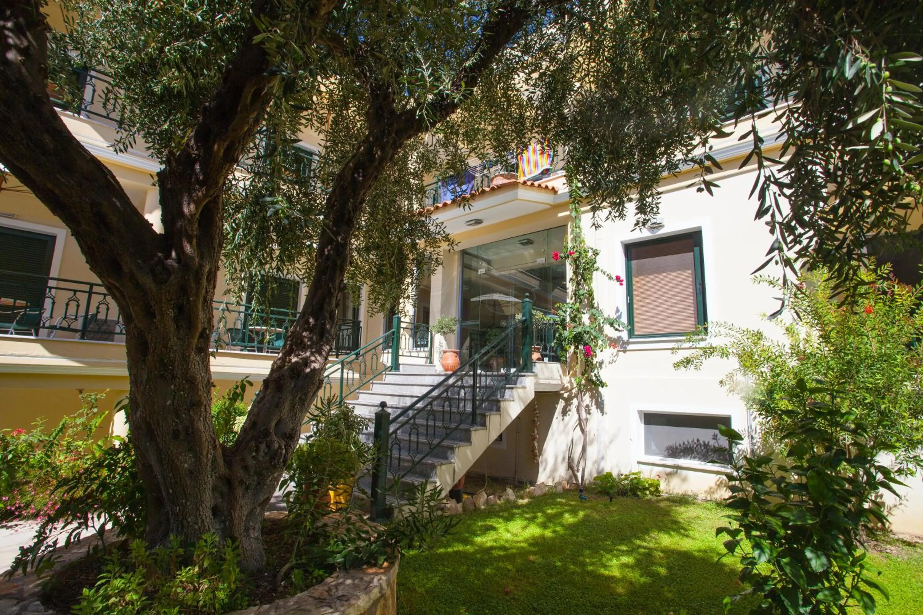 Garden in Hotel Loukas Vrachos