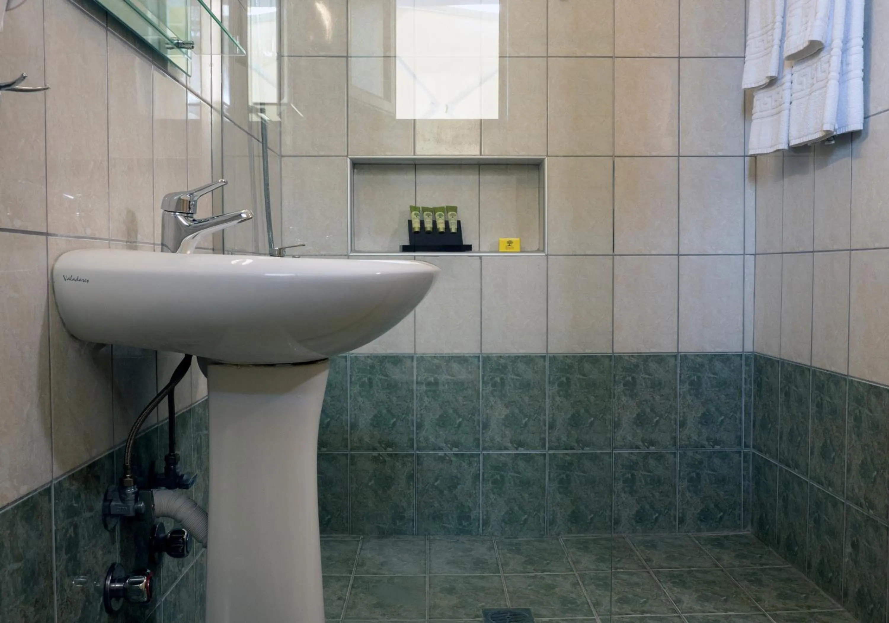 Bathroom in Hotel Loukas Vrachos
