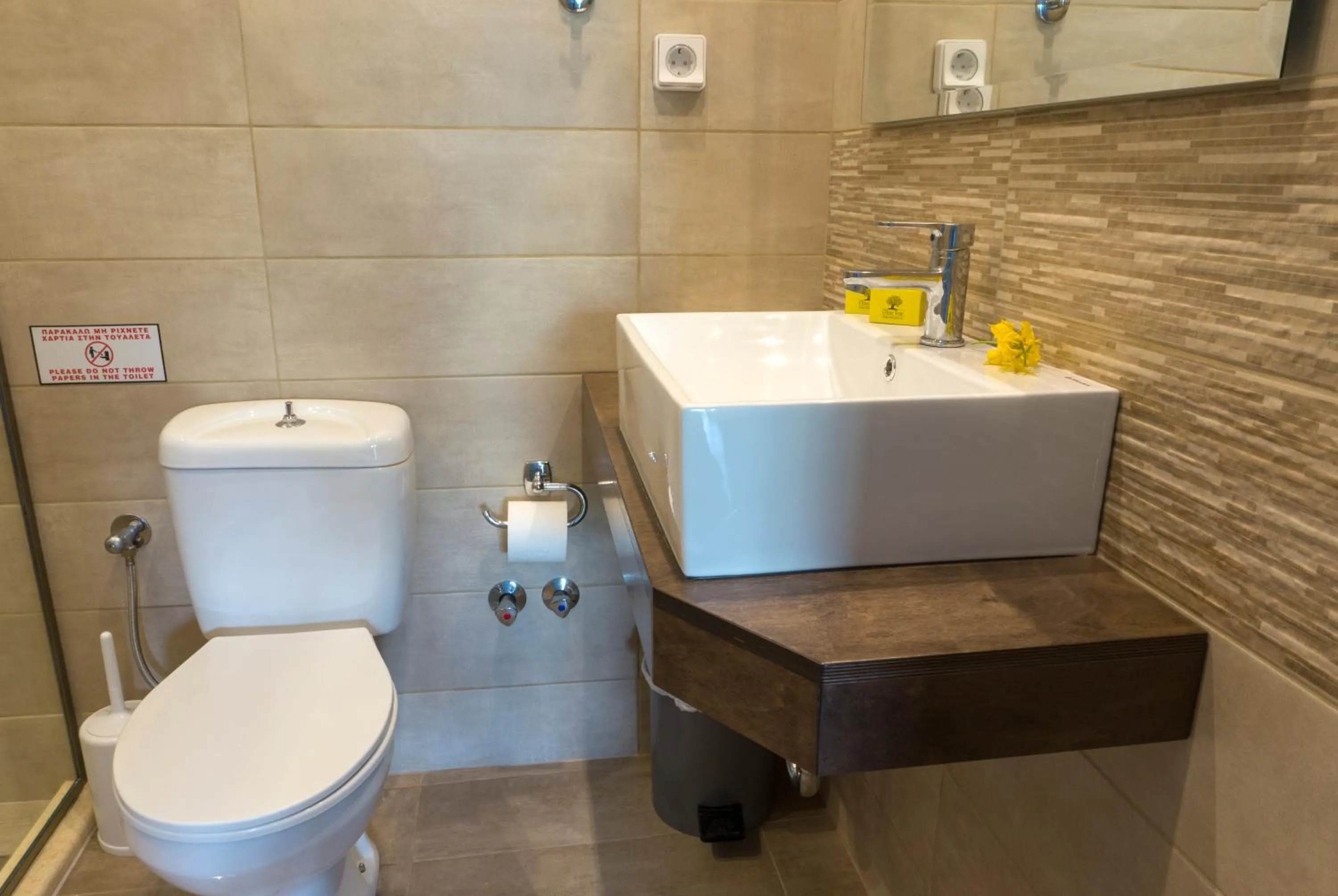 Bathroom in Hotel Loukas Vrachos