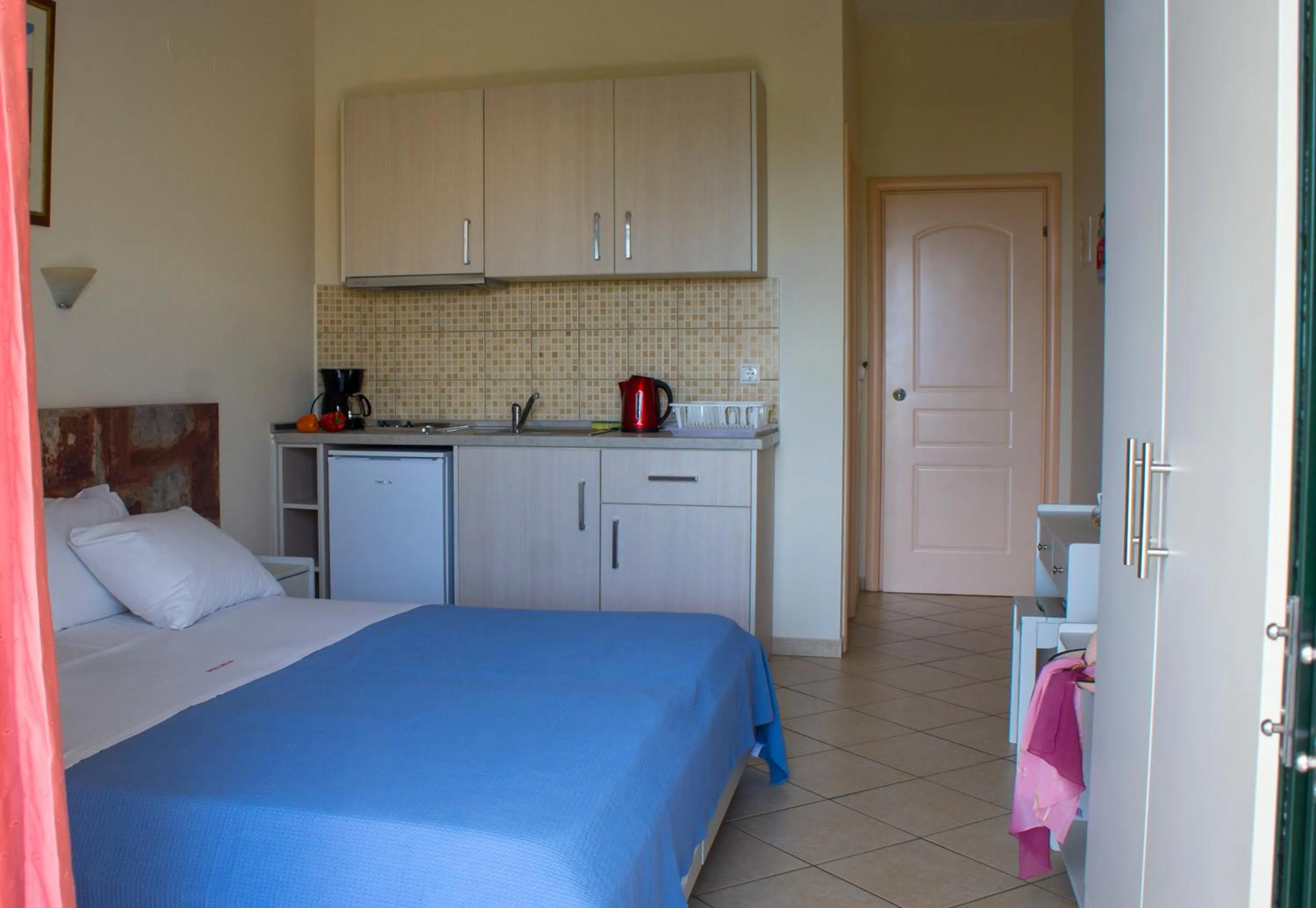 Kitchen or kitchenette, Bed in Hotel Loukas Vrachos