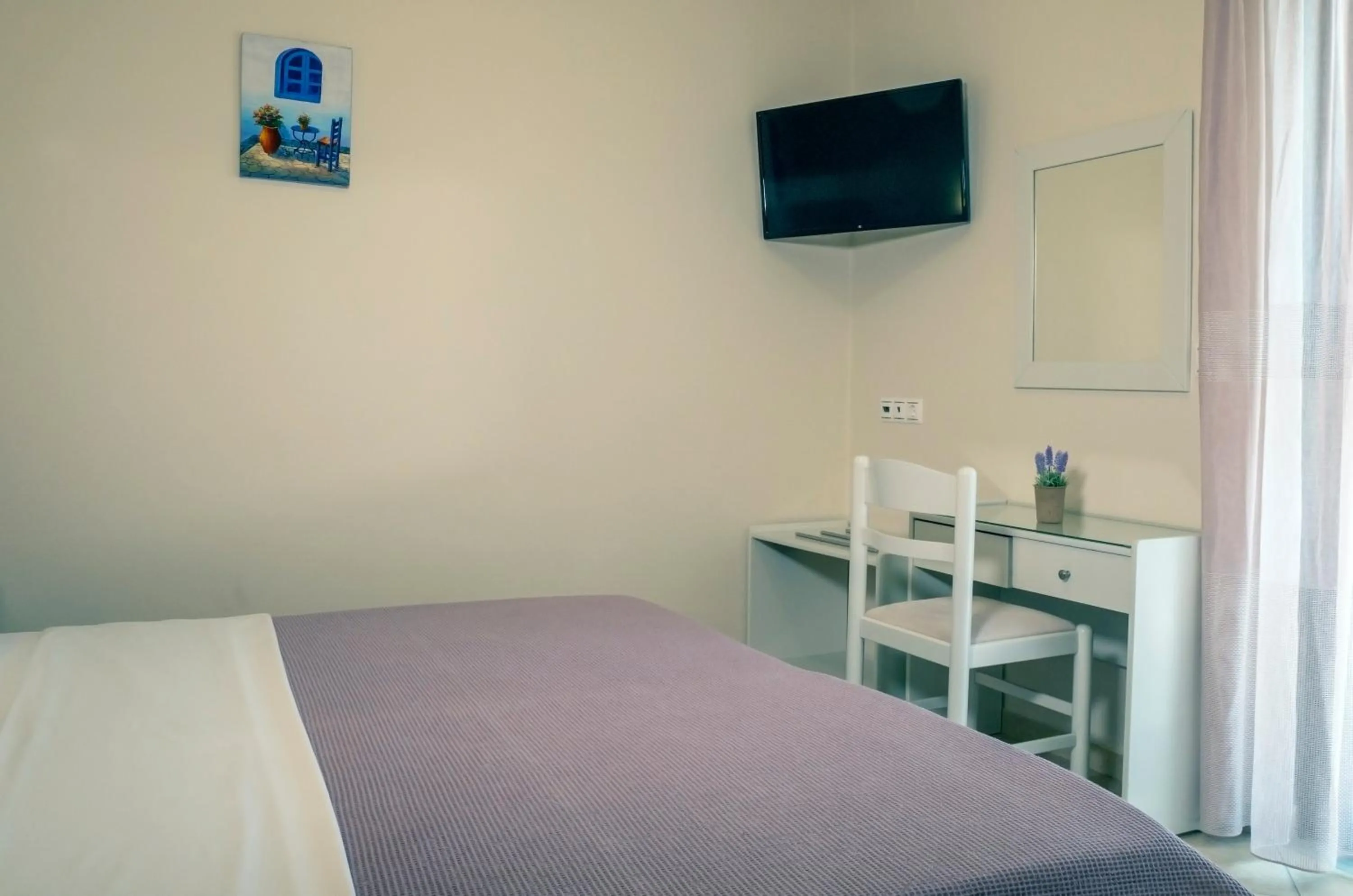 TV and multimedia, Bed in Hotel Loukas Vrachos