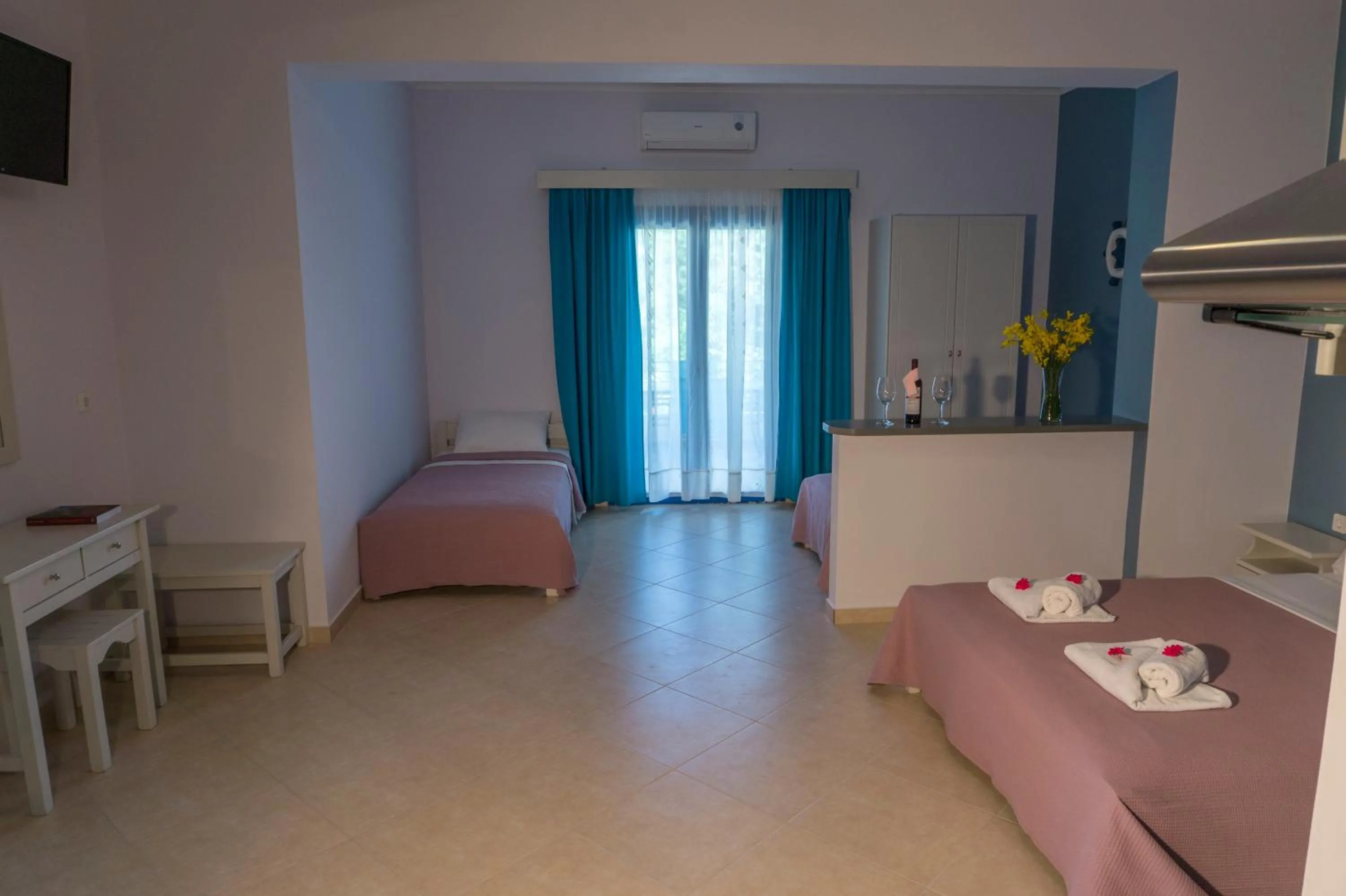 Bedroom, Bed in Hotel Loukas Vrachos
