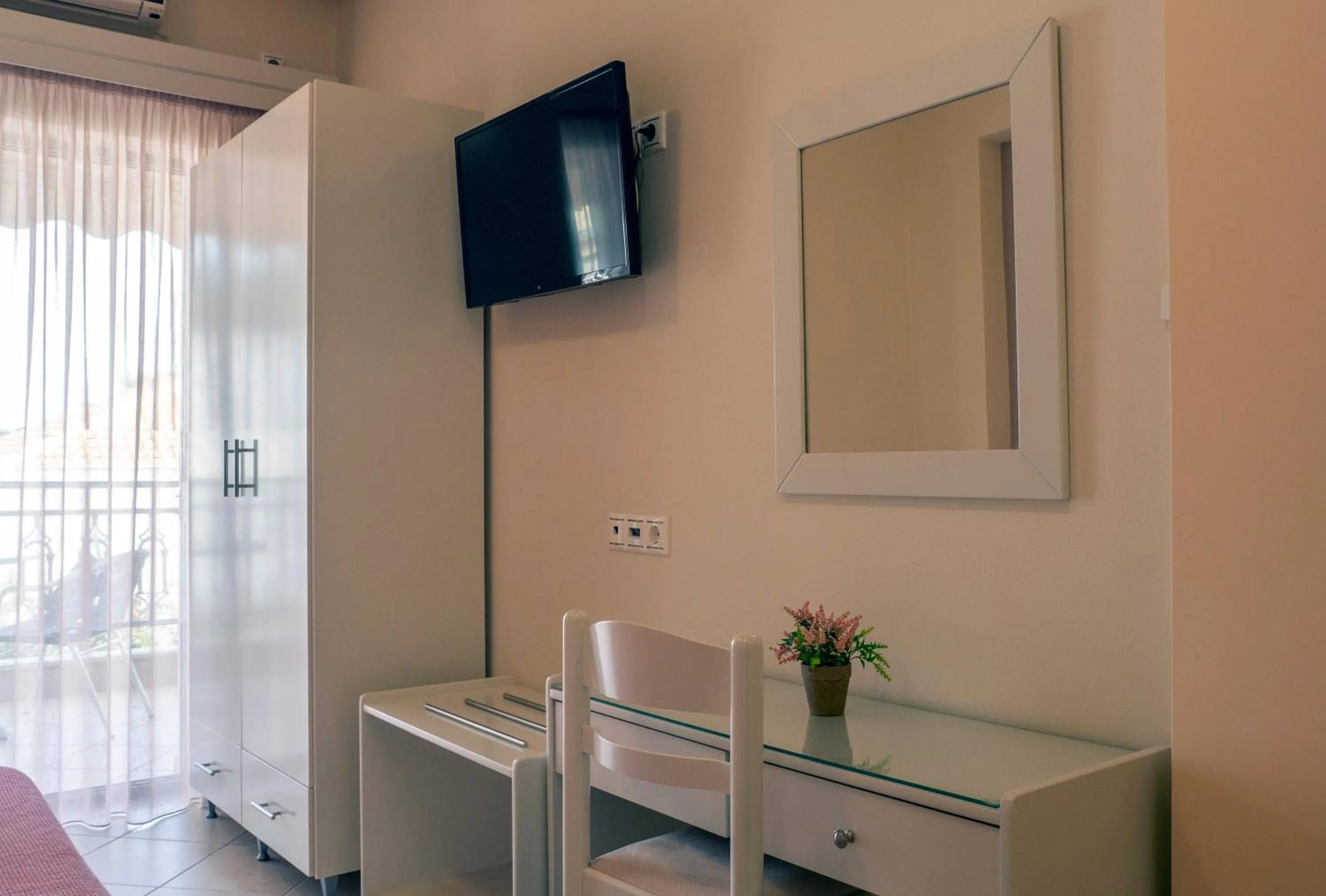 TV and multimedia in Hotel Loukas Vrachos