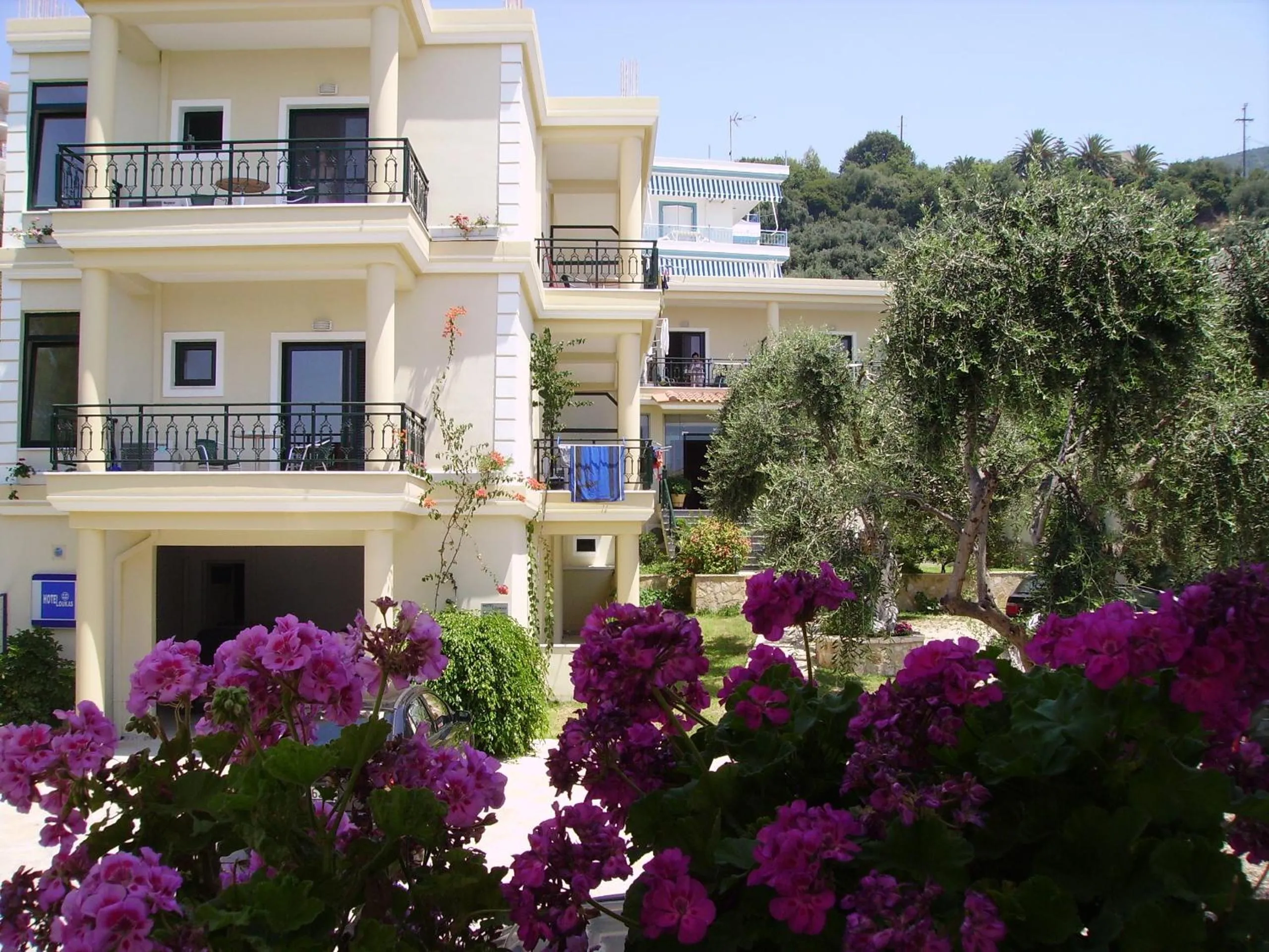 Facade/entrance in Hotel Loukas Vrachos