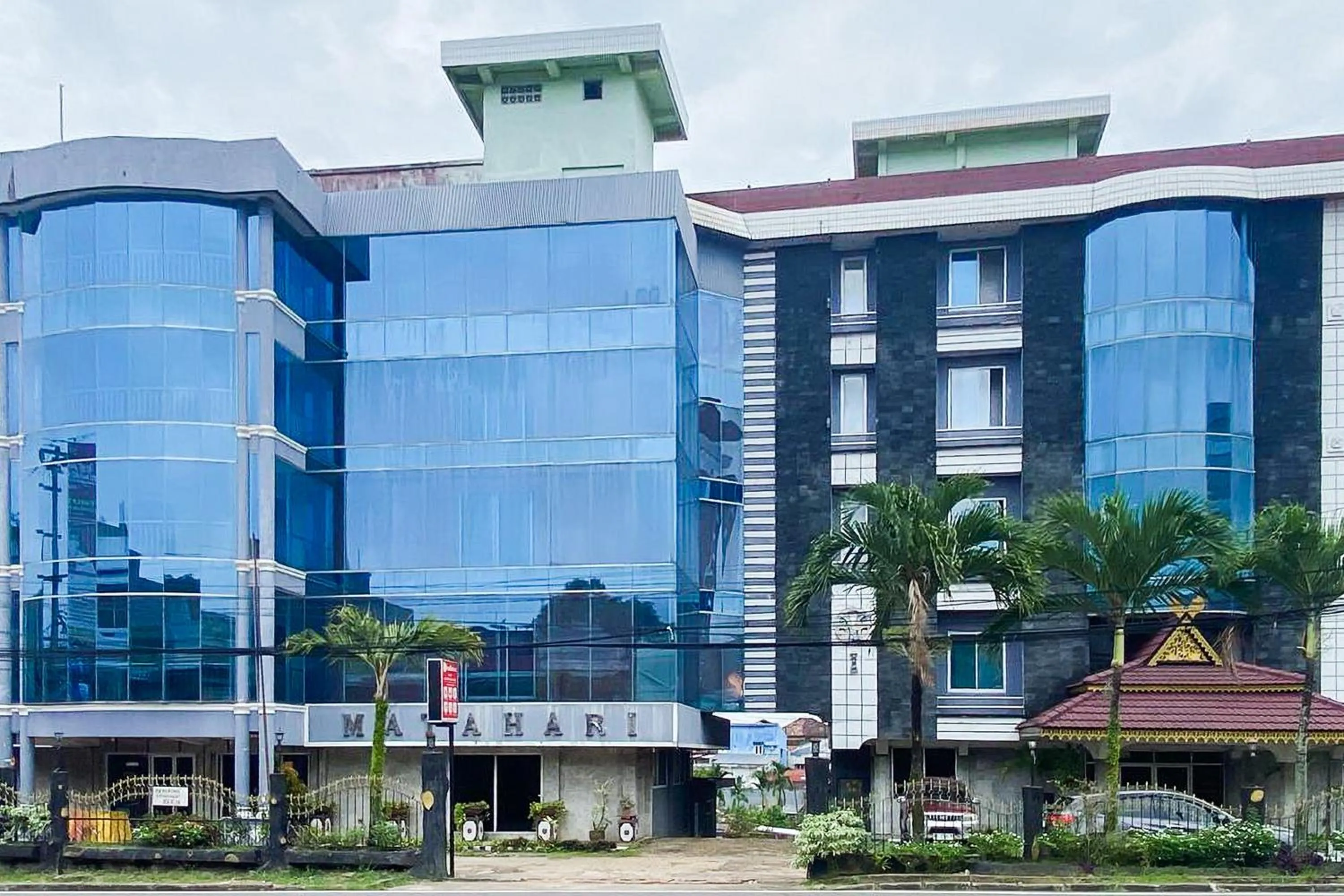 Facade/entrance in RedDoorz Syariah At Hotel Matahari 1 Jambi