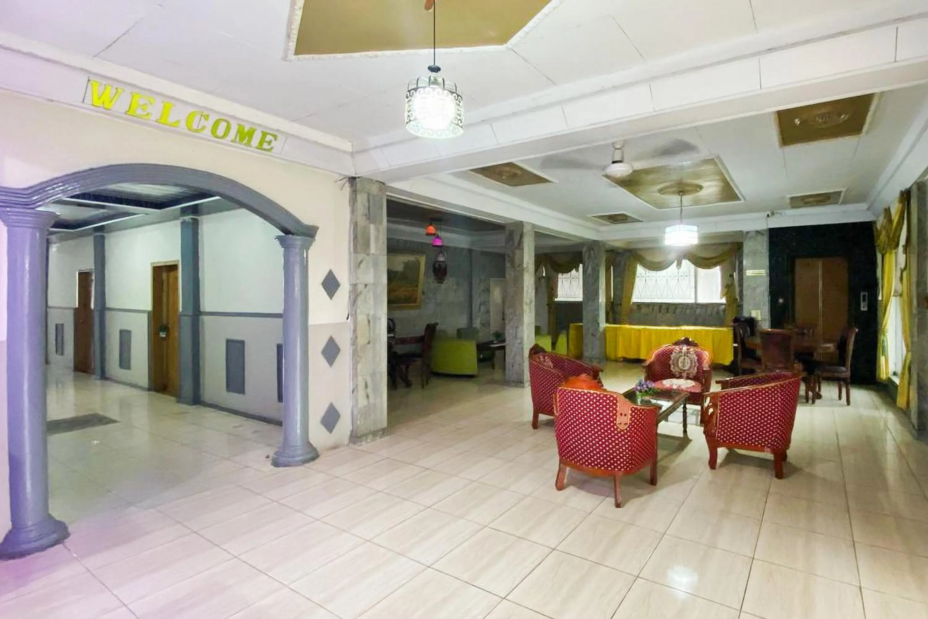 Seating area in RedDoorz Syariah At Hotel Matahari 1 Jambi