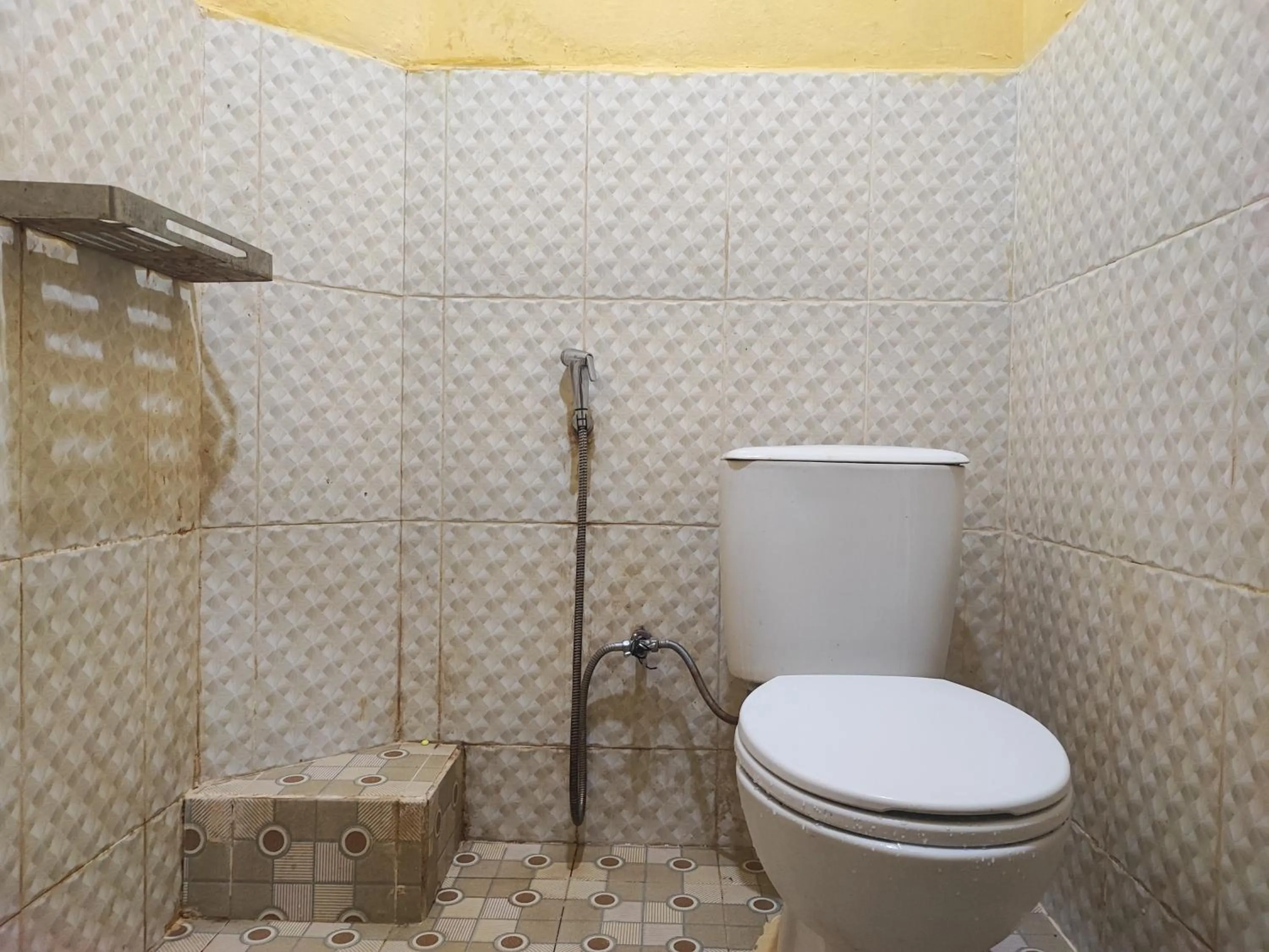 Bathroom in RedDoorz Syariah At Hotel Matahari 1 Jambi