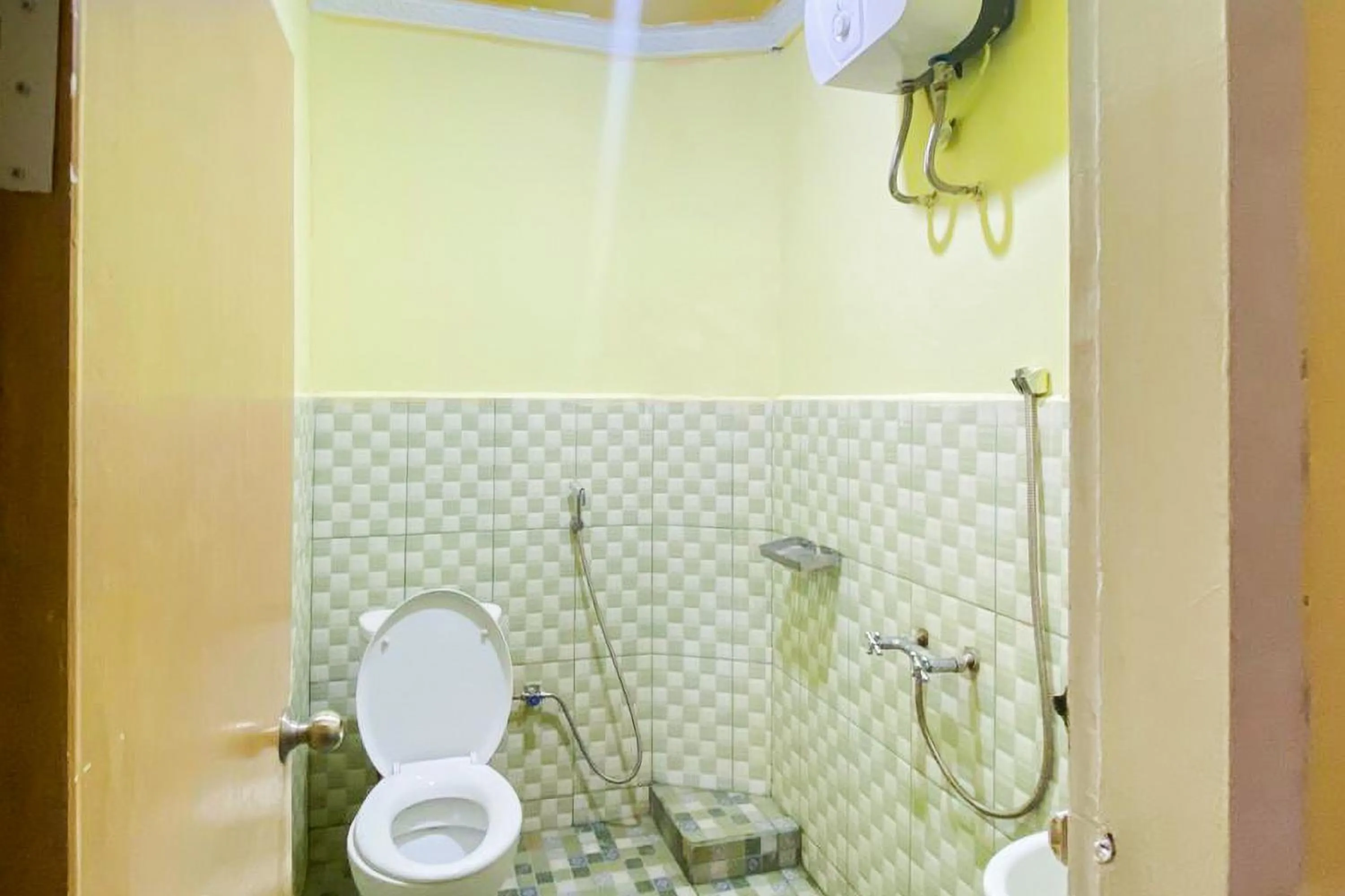 Bathroom in RedDoorz Syariah At Hotel Matahari 1 Jambi