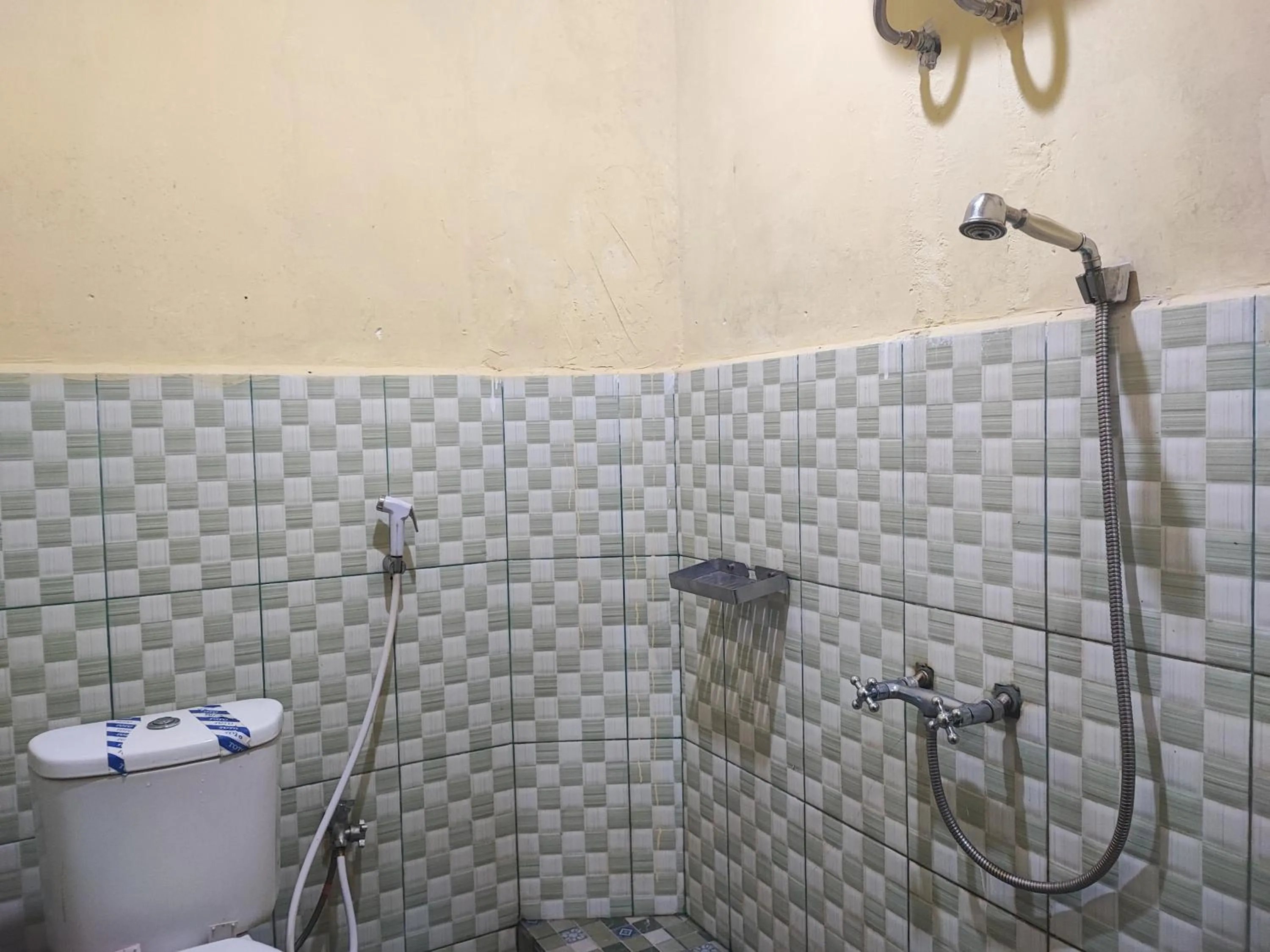 Bathroom in RedDoorz Syariah At Hotel Matahari 1 Jambi