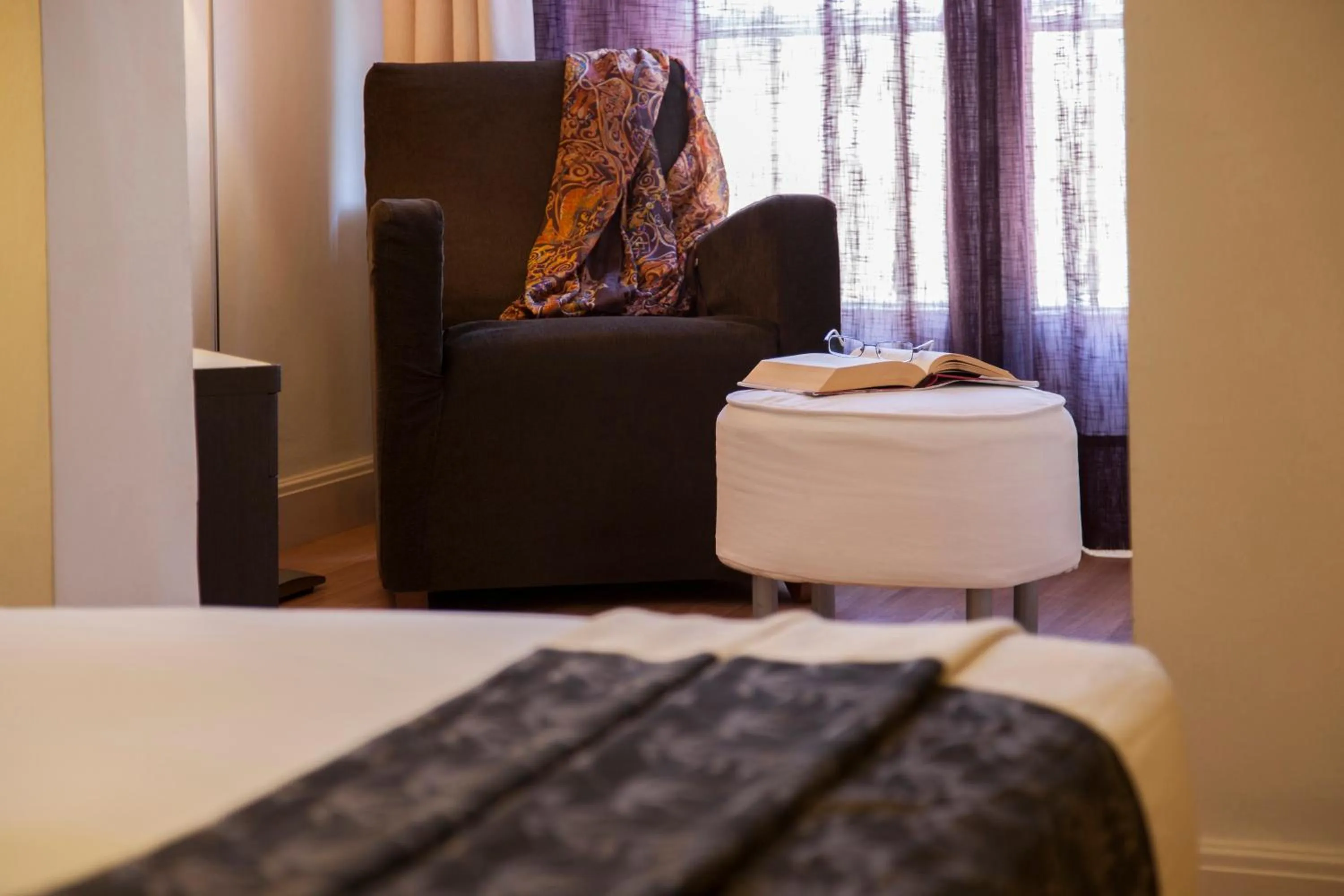 Seating area, Bed in Hostal Goya