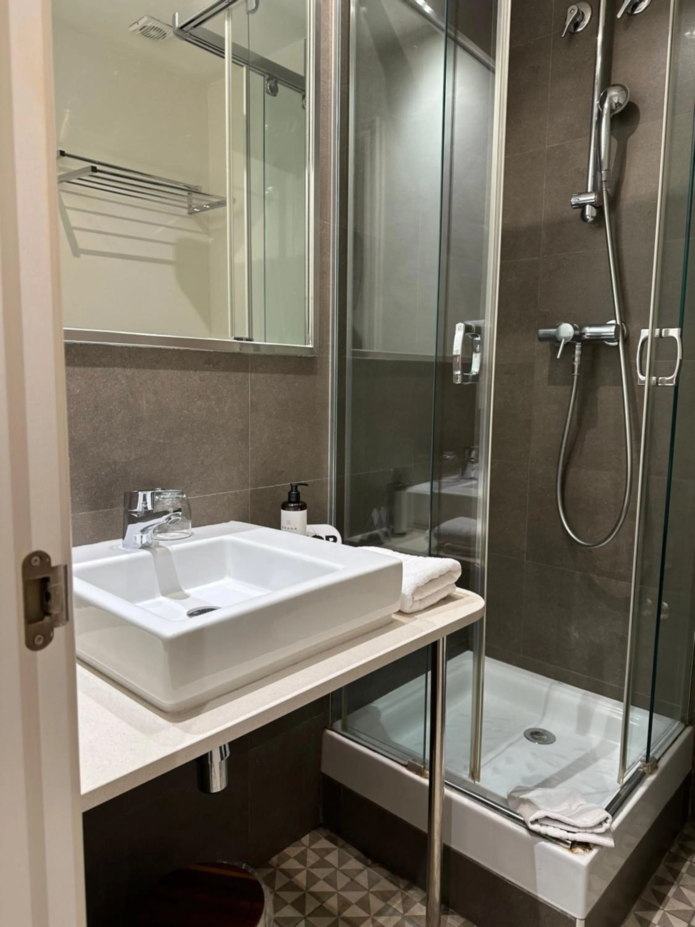 Shower in Hostal Goya