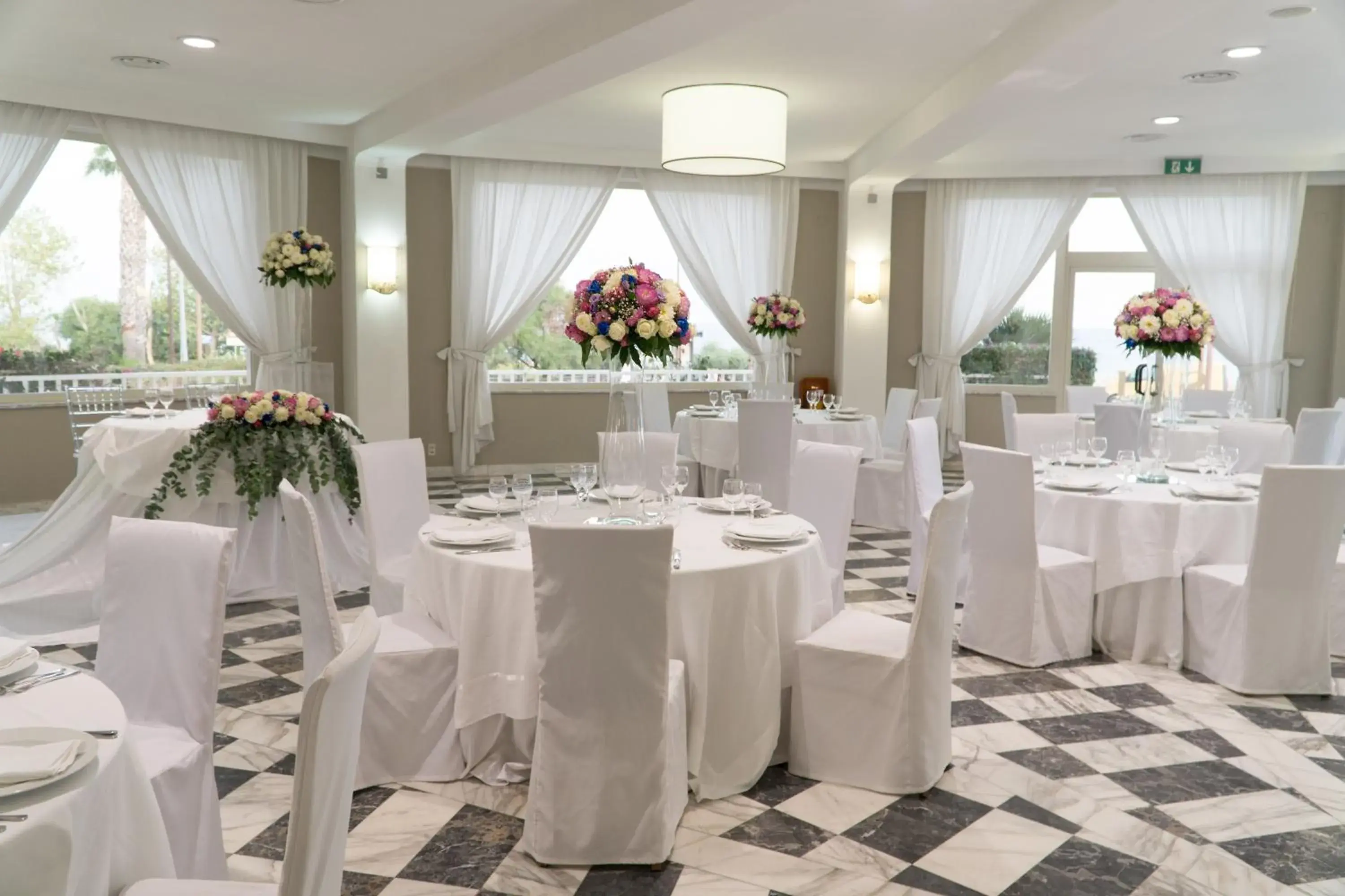 Restaurant/places to eat in Grand Hotel President Restaurant/places to eat in Grand Hotel President