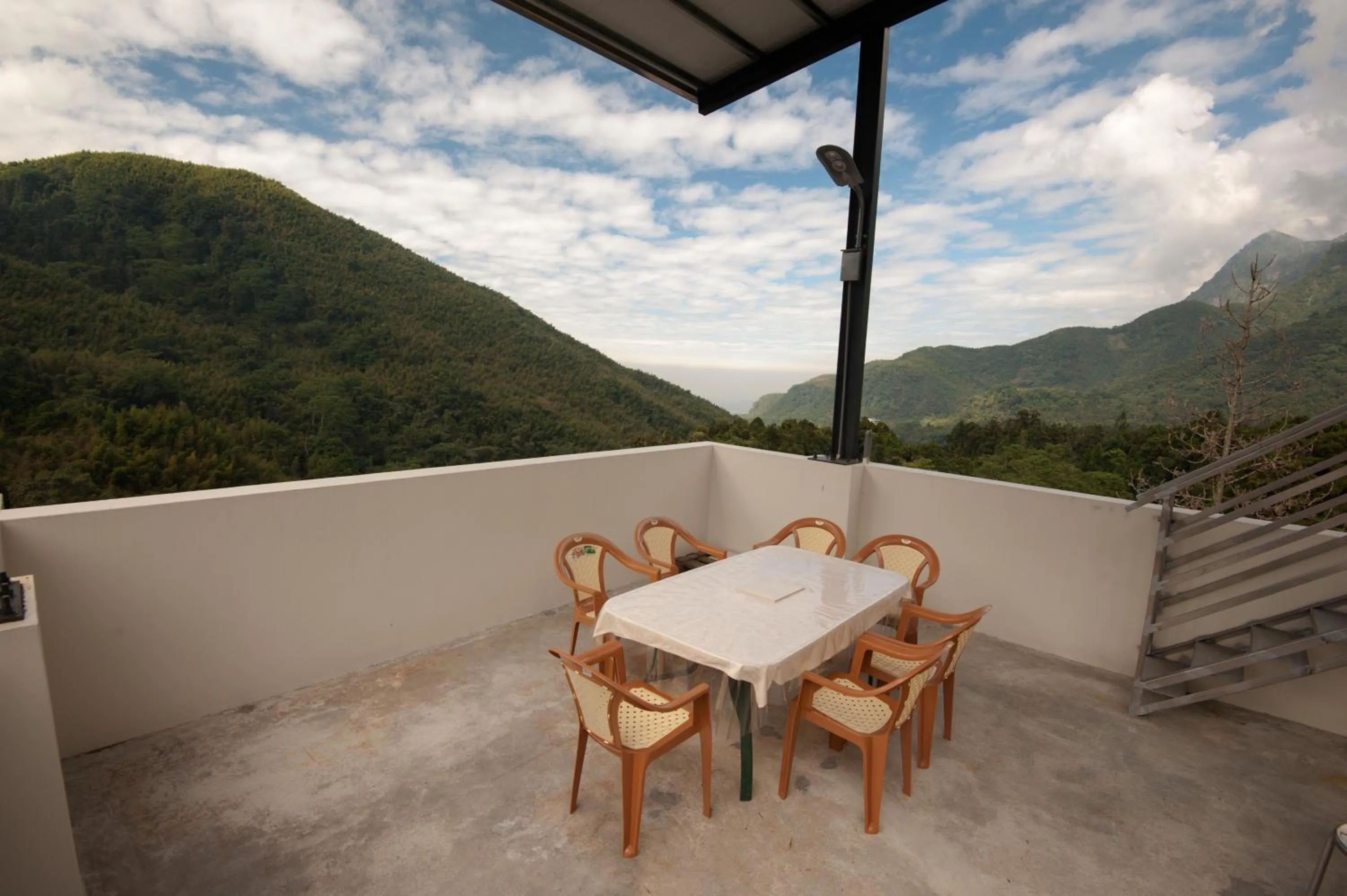 Communal lounge/ TV room in Habitat Heart B&B