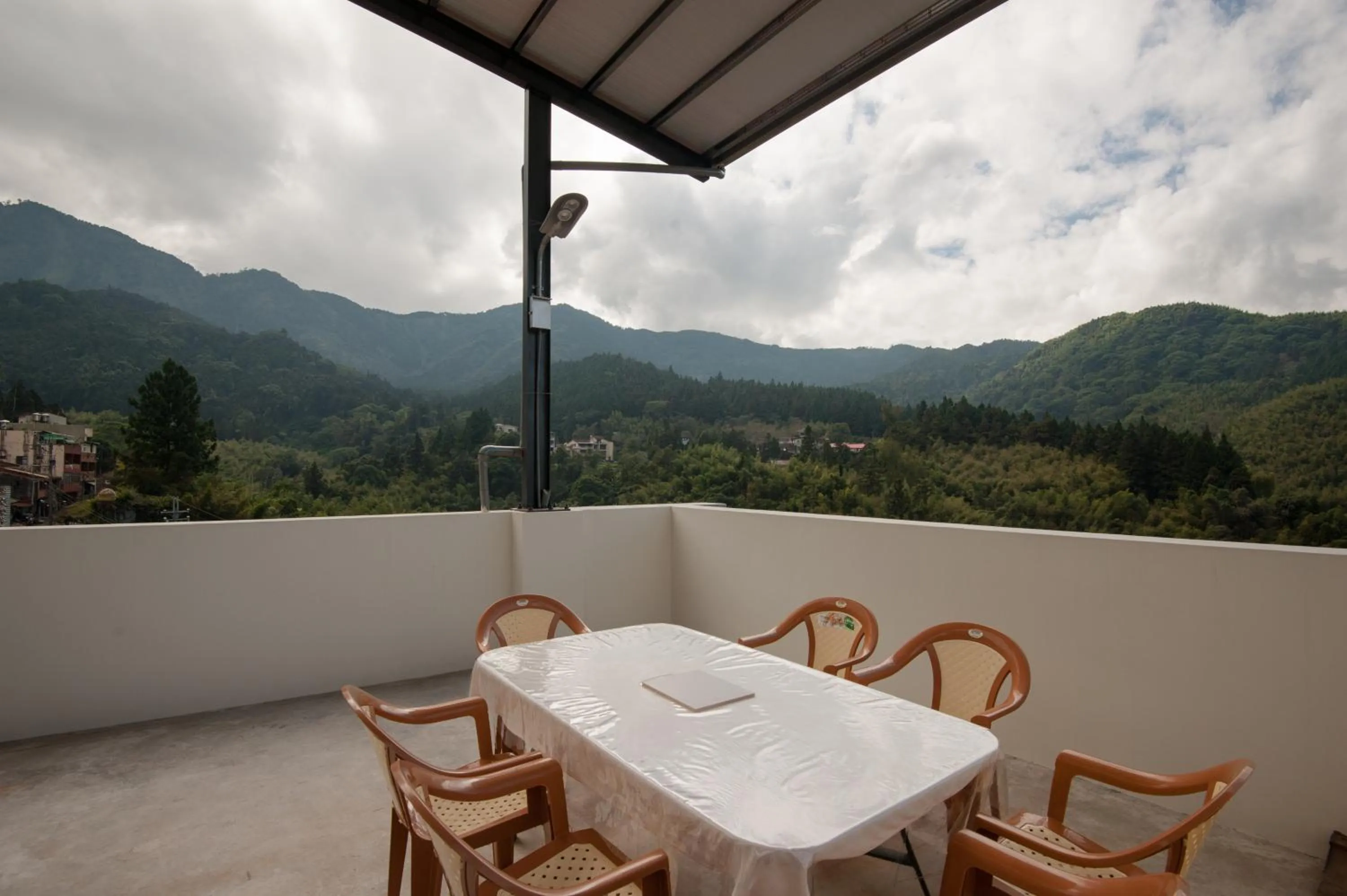 Communal lounge/ TV room in Habitat Heart B&B