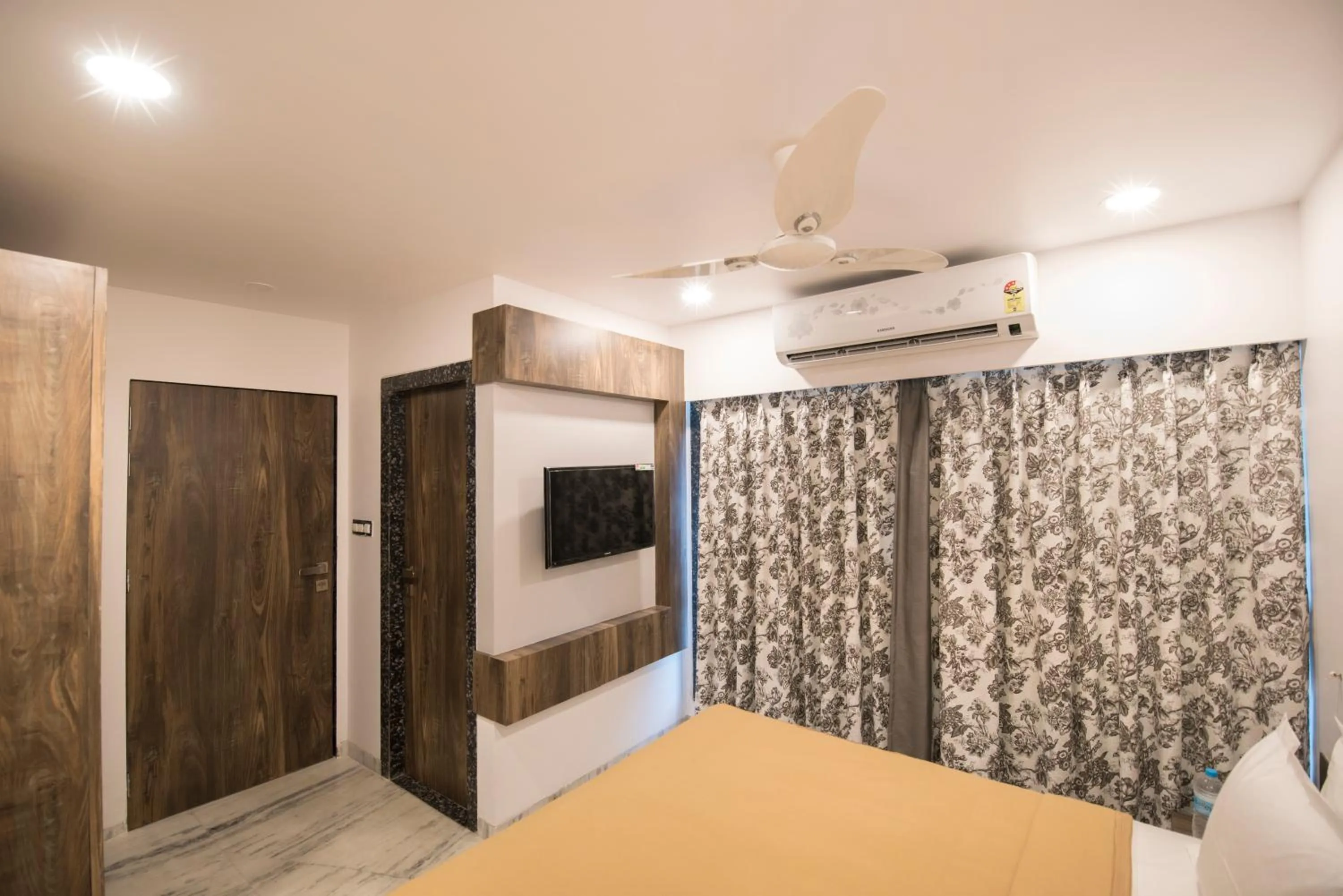Bedroom, Bed in Hotel Sanmukh By Adamo