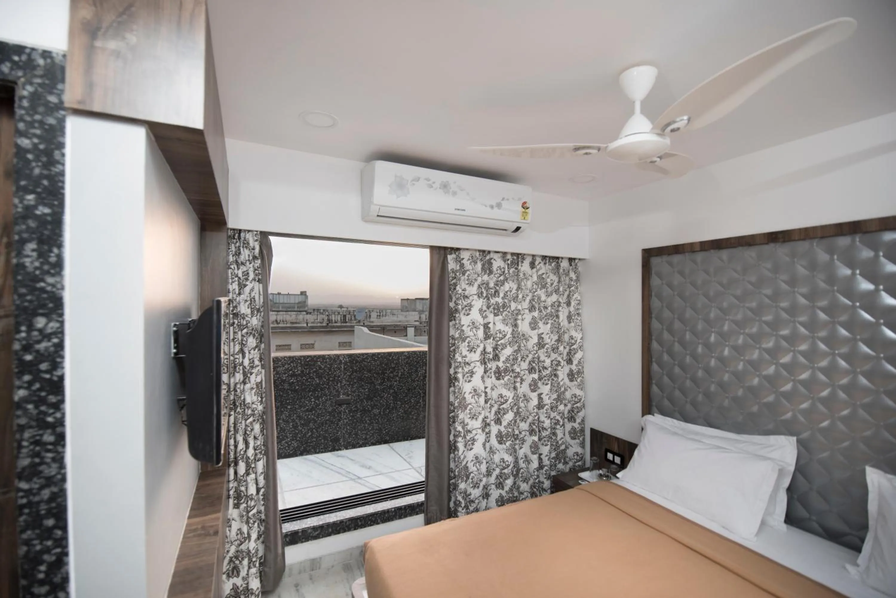 Bedroom, Bed in Hotel Sanmukh By Adamo