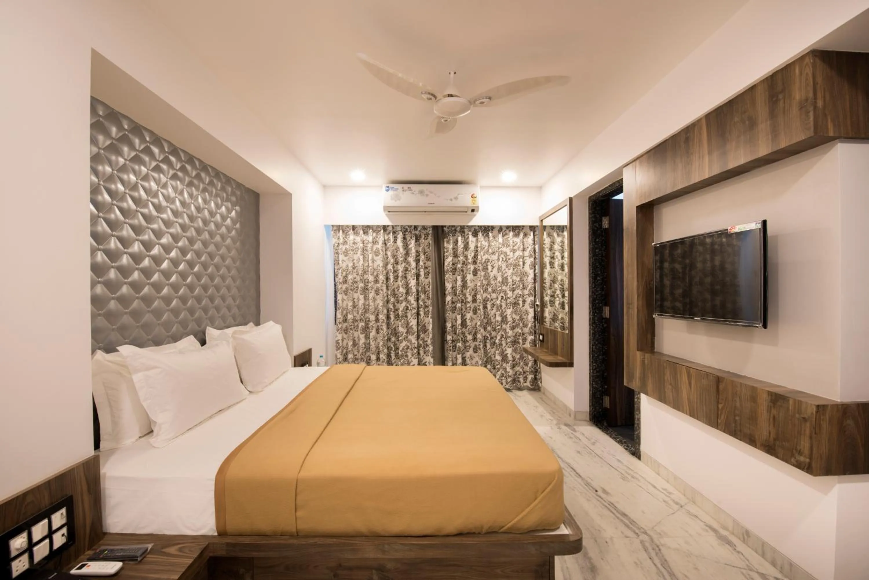 TV and multimedia, Bed in Hotel Sanmukh By Adamo