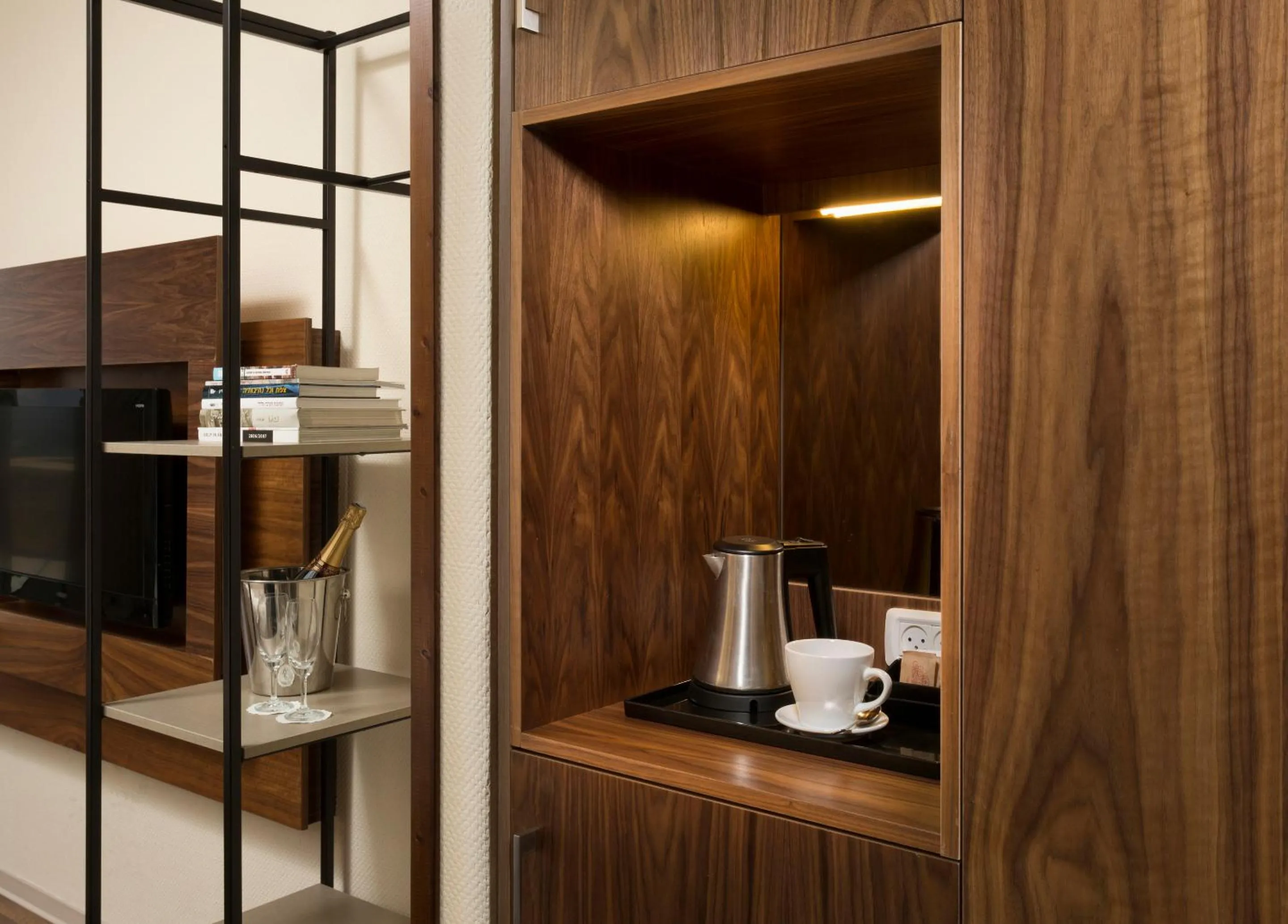 Coffee/tea facilities in Golden Crown Hotel