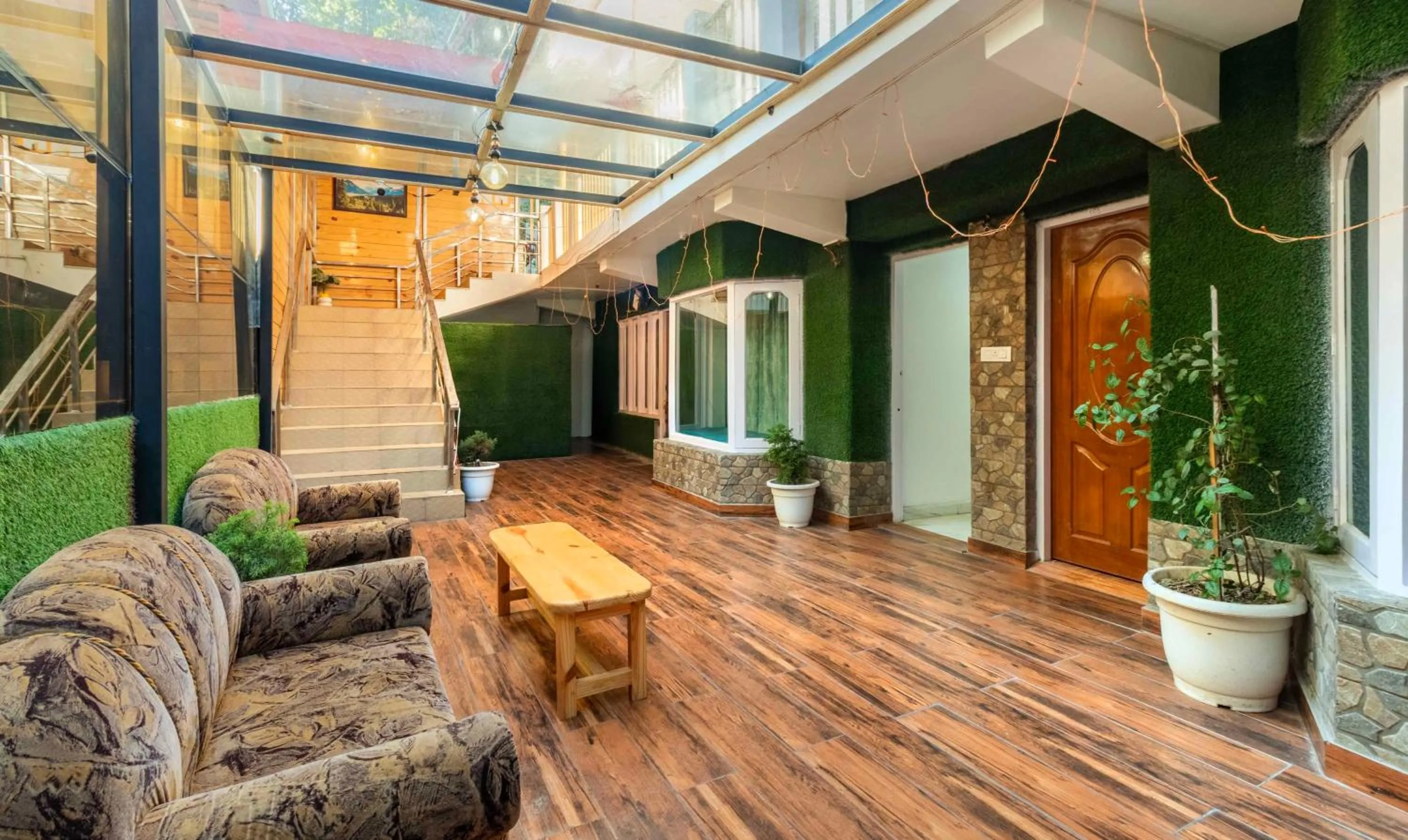 Lobby or reception in Itsy Hotels Shri Gv Inn, 600 Mtrs From Tiffin Top