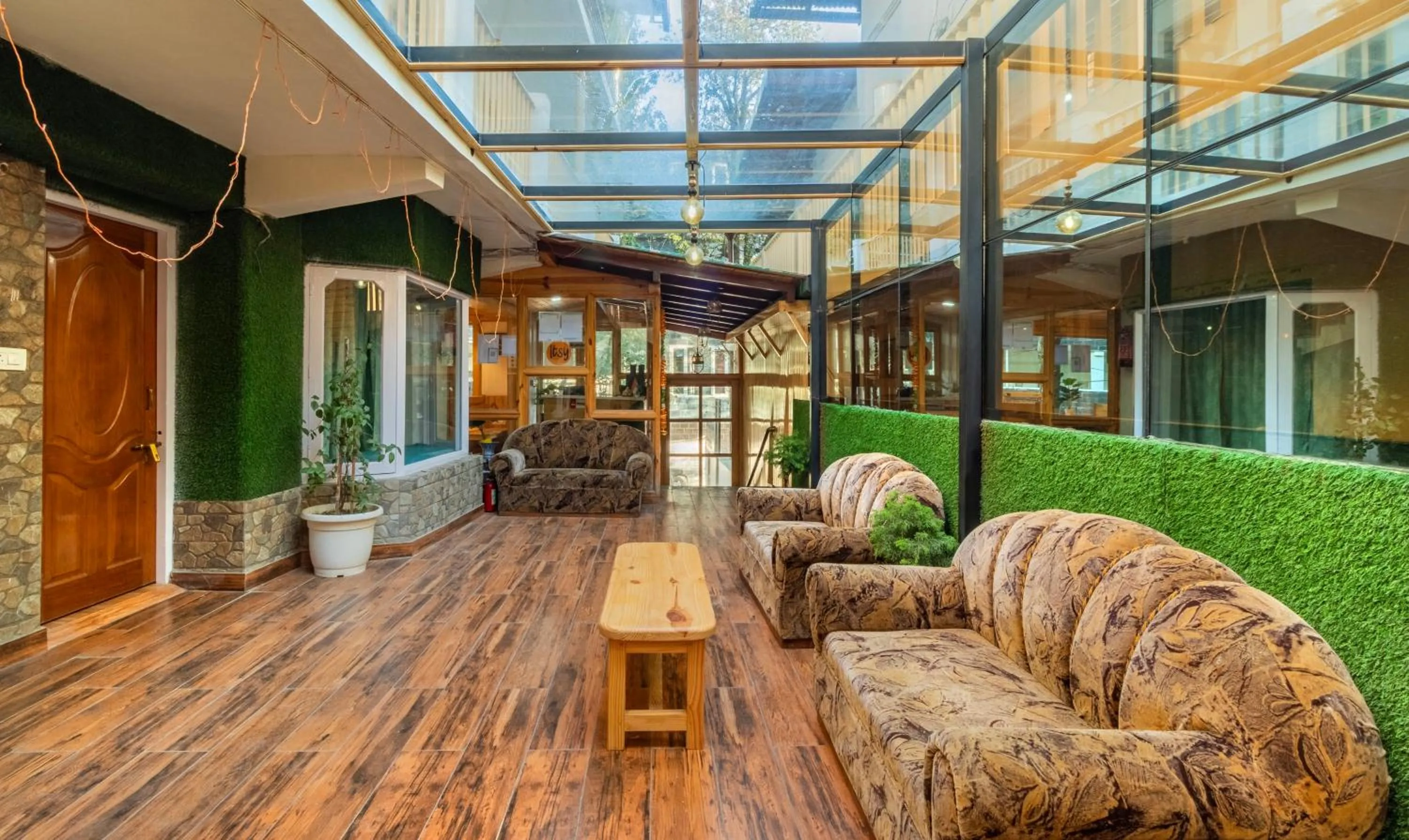 Seating area in Itsy Hotels Shri Gv Inn, 600 Mtrs From Tiffin Top