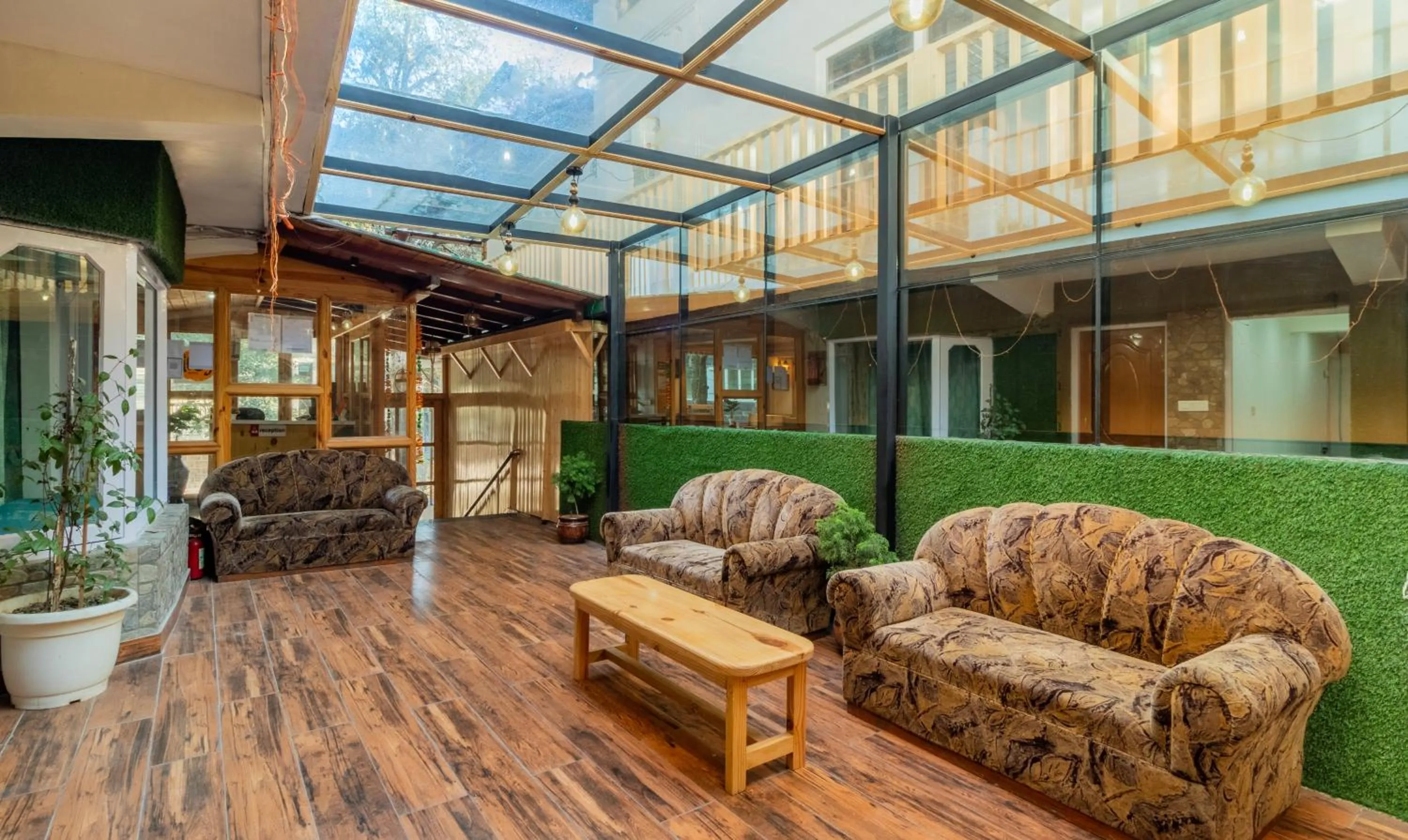 Seating area in Itsy Hotels Shri Gv Inn, 600 Mtrs From Tiffin Top