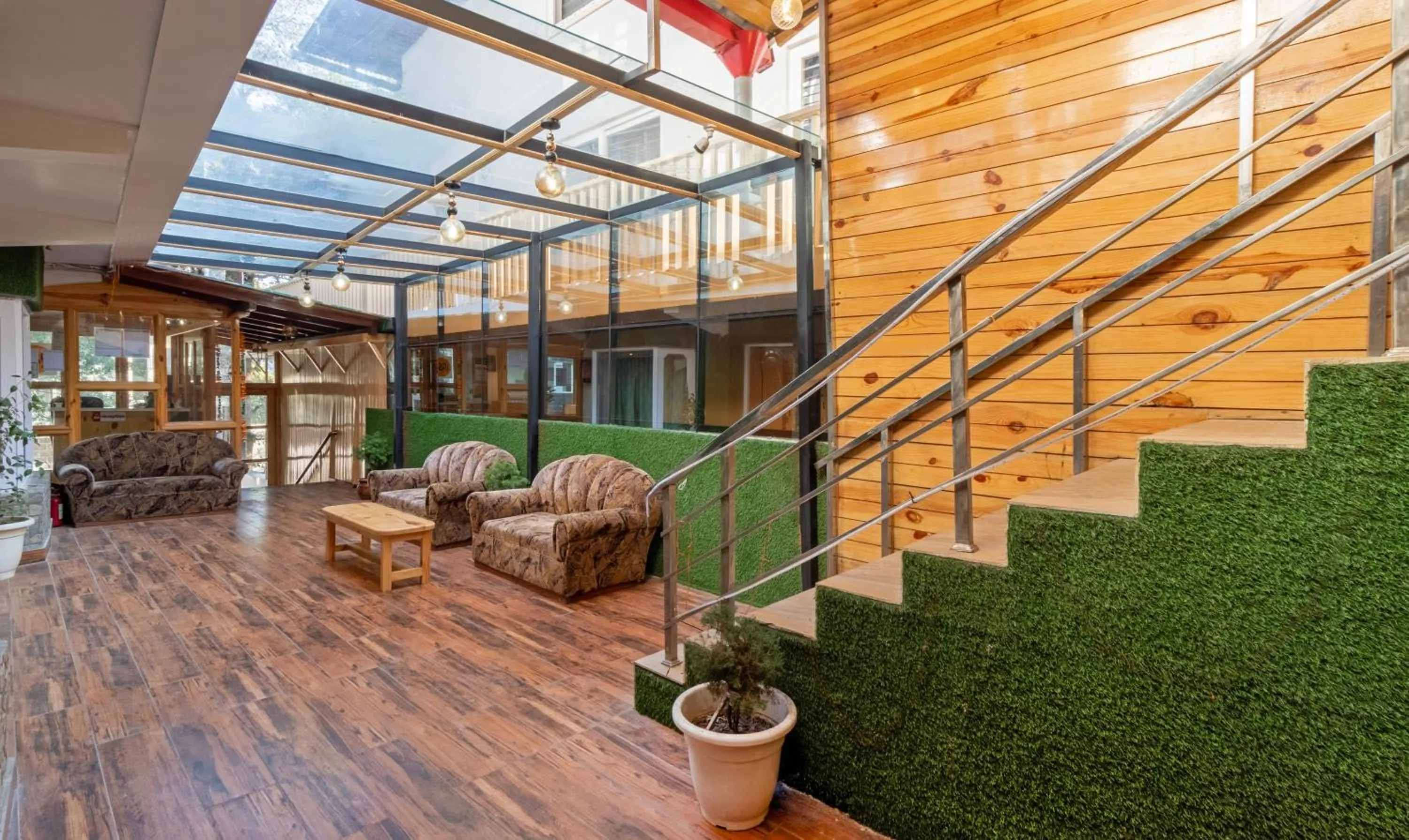 Seating area in Itsy Hotels Shri Gv Inn, 600 Mtrs From Tiffin Top