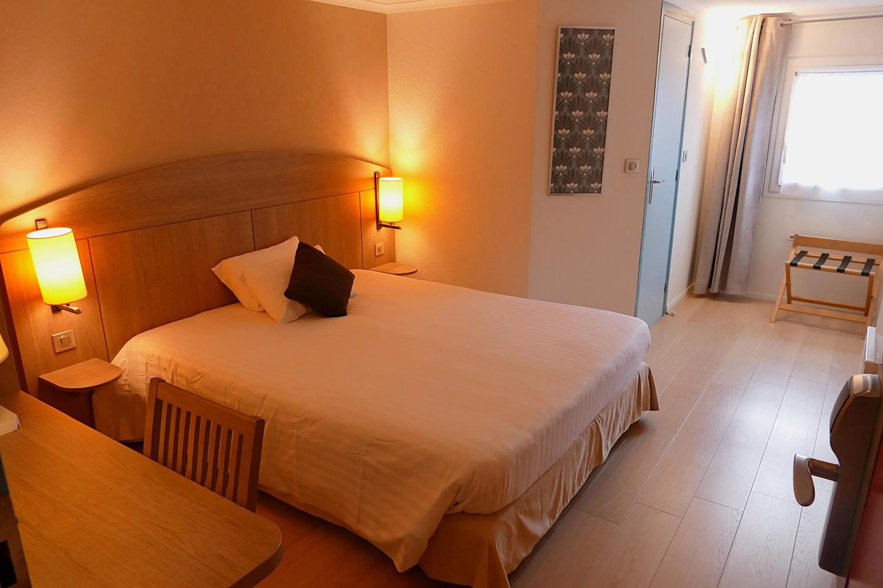 Photo of the whole room, Bed in The Originals City, Hôtel Le Gayant, Douai